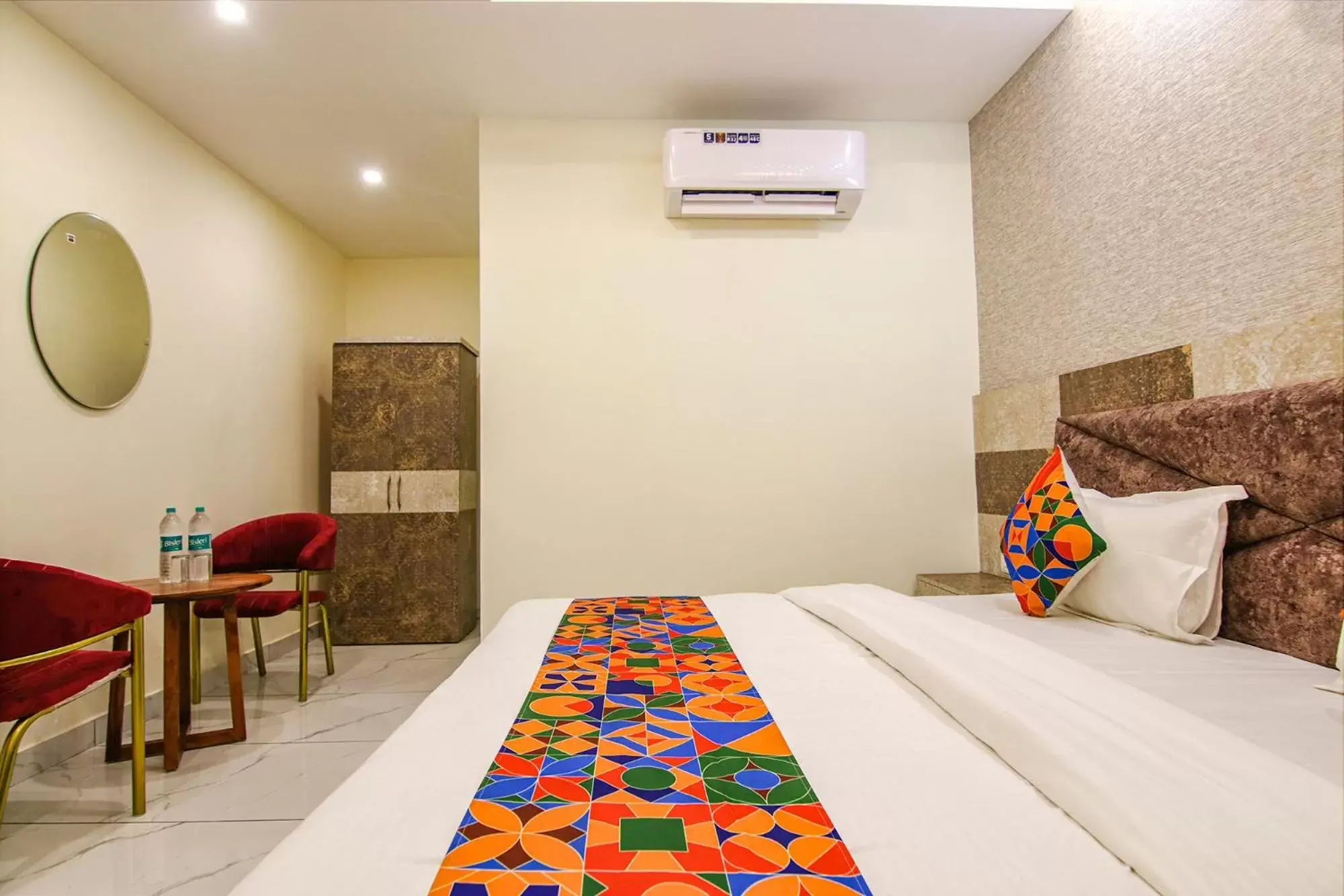 Photo of the whole room, Bed in FabHotel Meridian Inn Photo of the whole room, Bed in FabHotel Meridian Inn