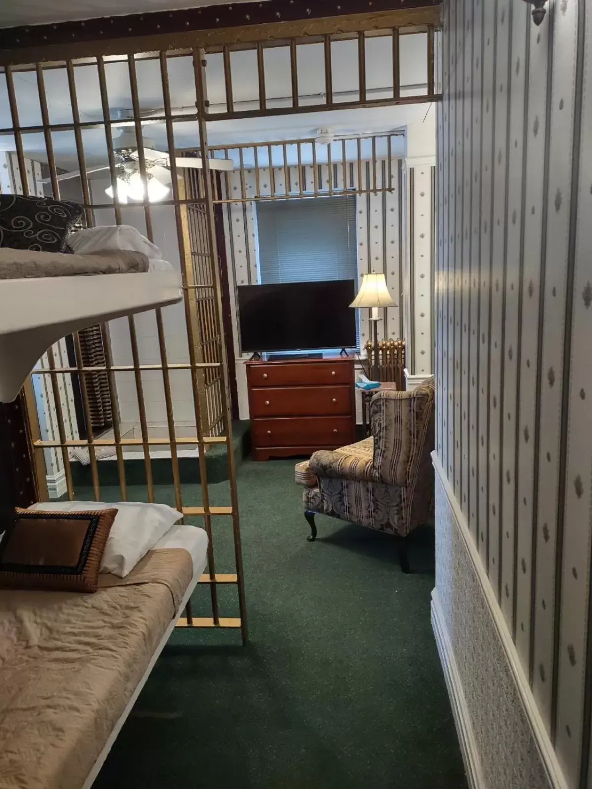 Shower, Seating Area in The King George Inn