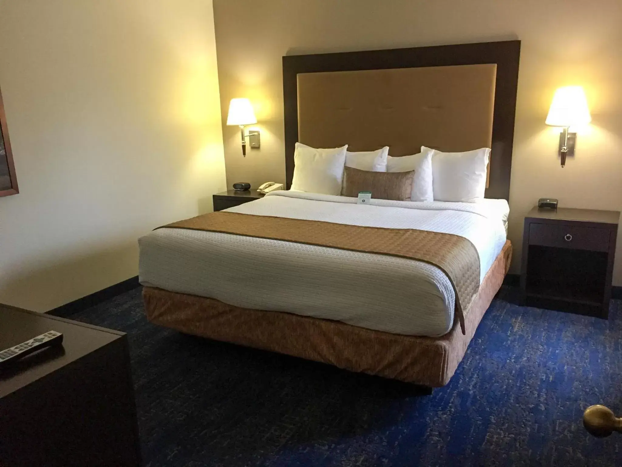 Bed in Best Western Plus Portland Airport Hotel & Suites