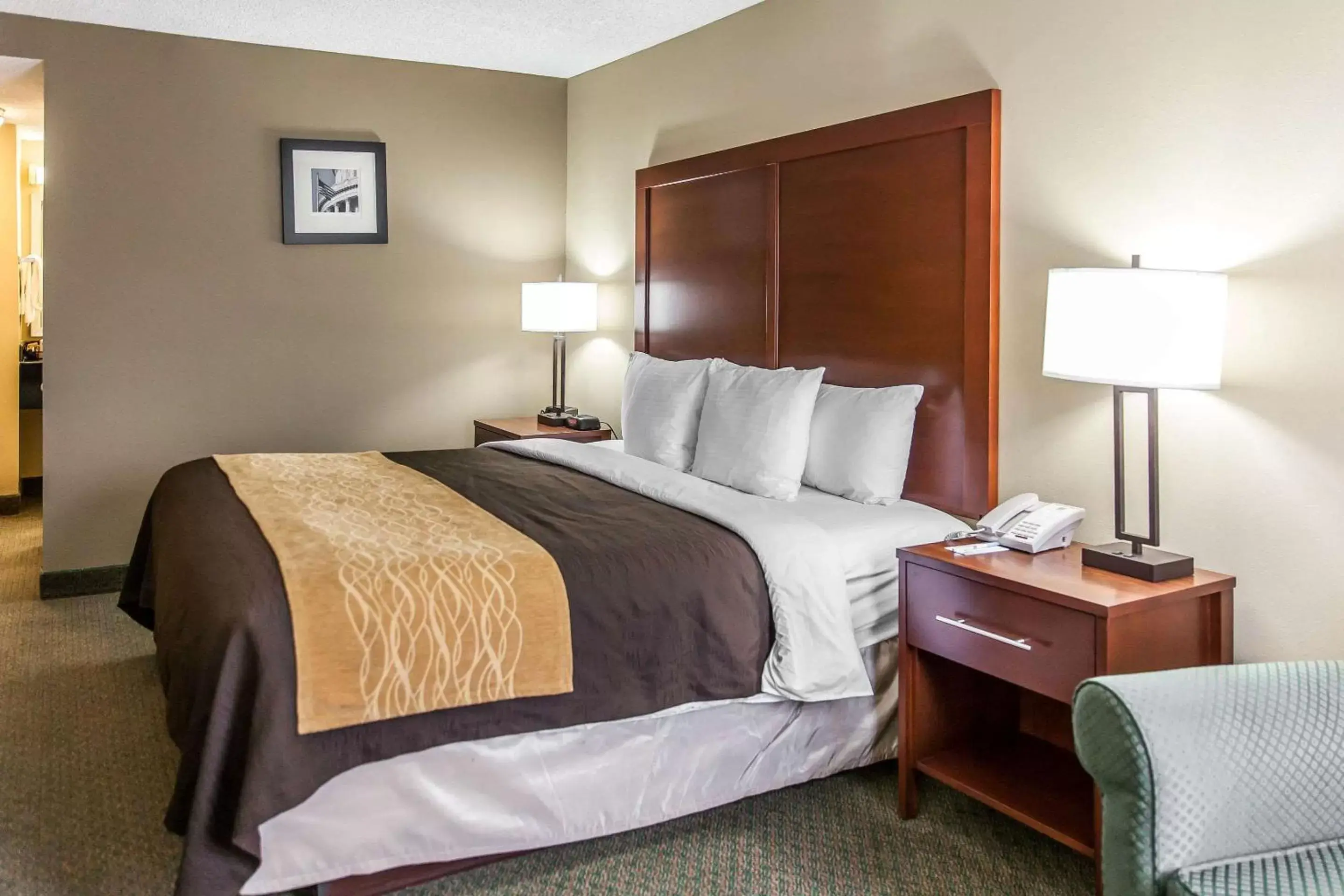 Photo of the whole room, Bed in Comfort Inn Pentagon City