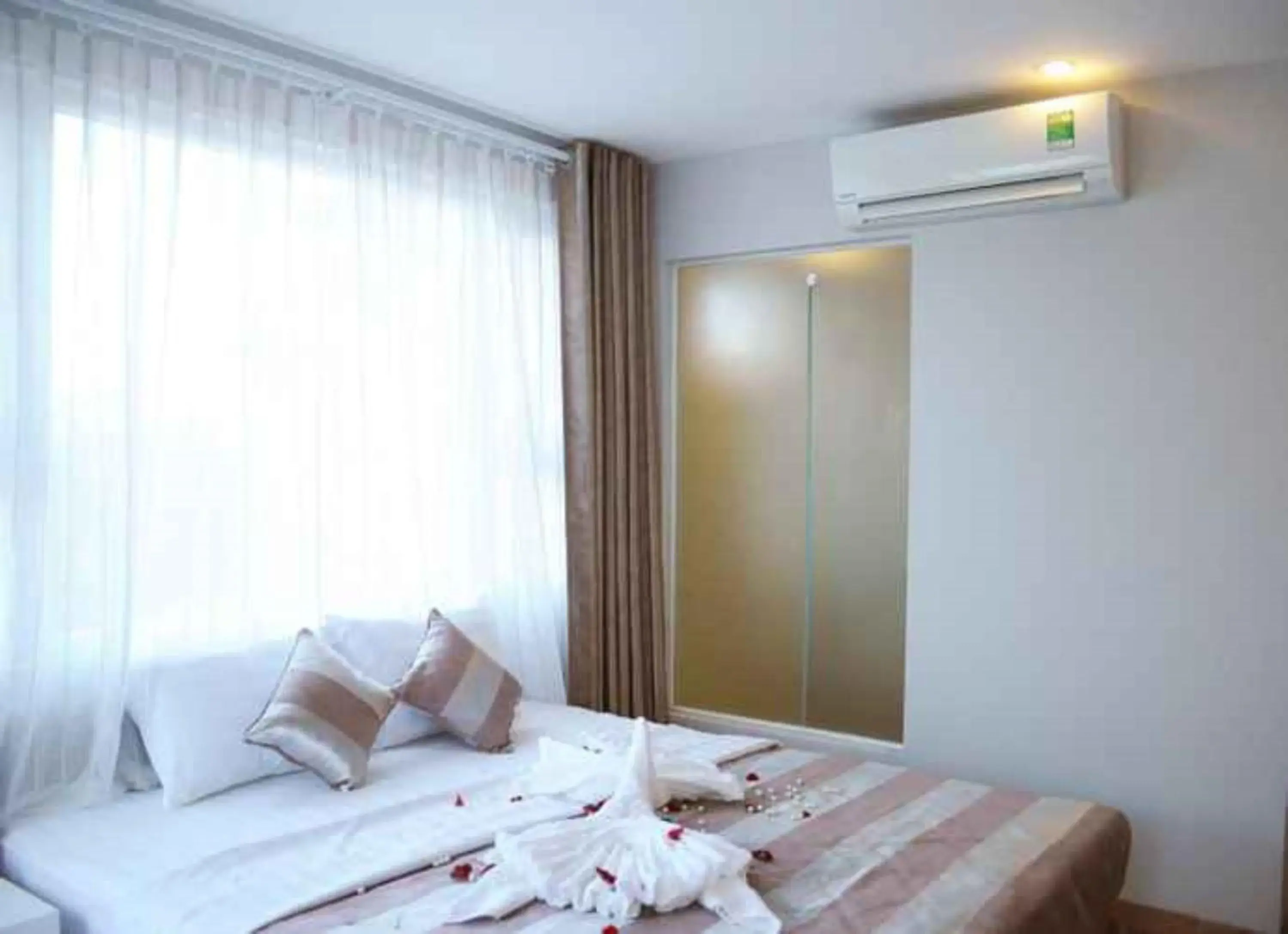 Bedroom, Bed in Van Nam Hotel