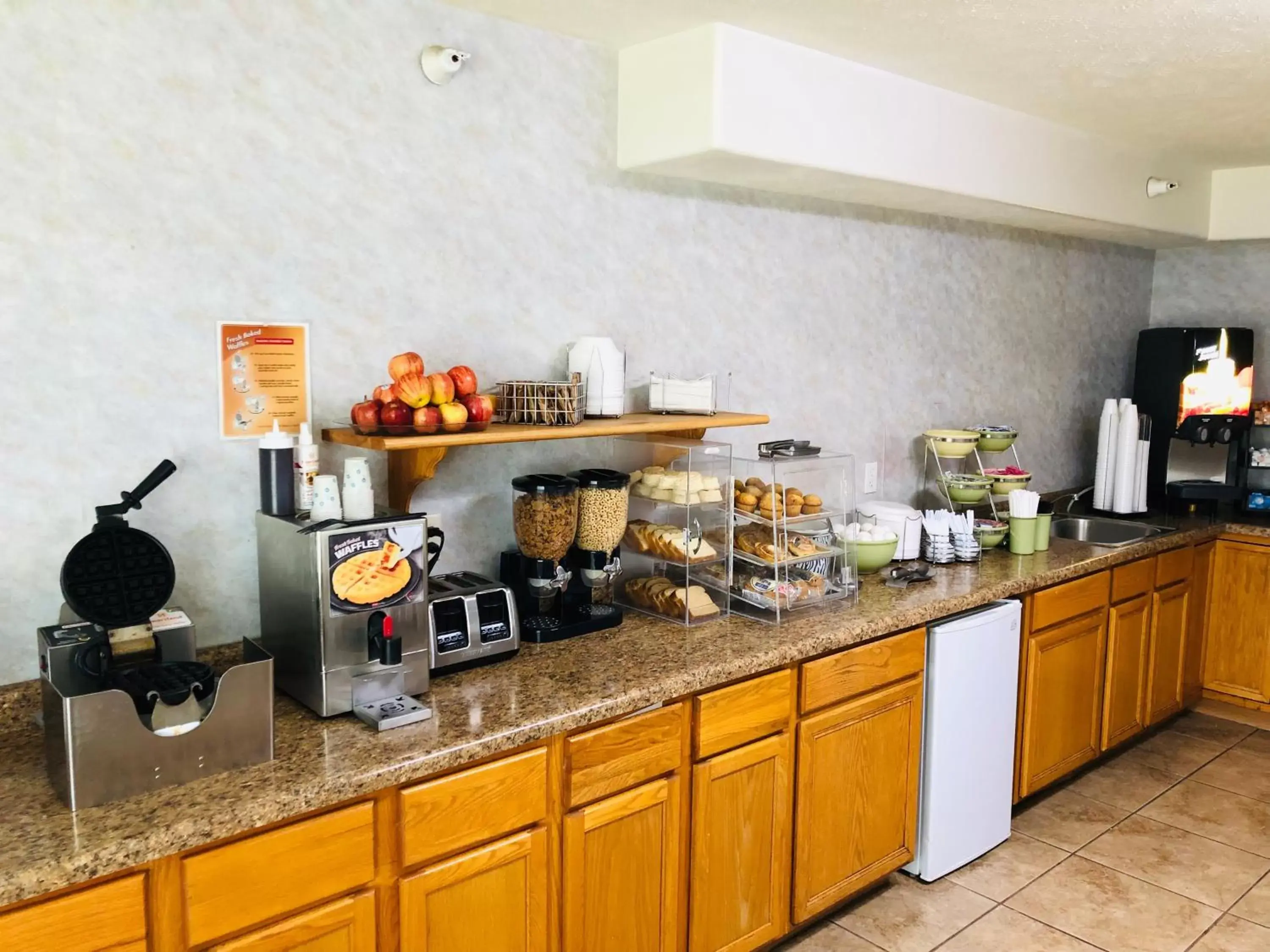 Continental breakfast, Kitchen/Kitchenette in Platte Valley Inn