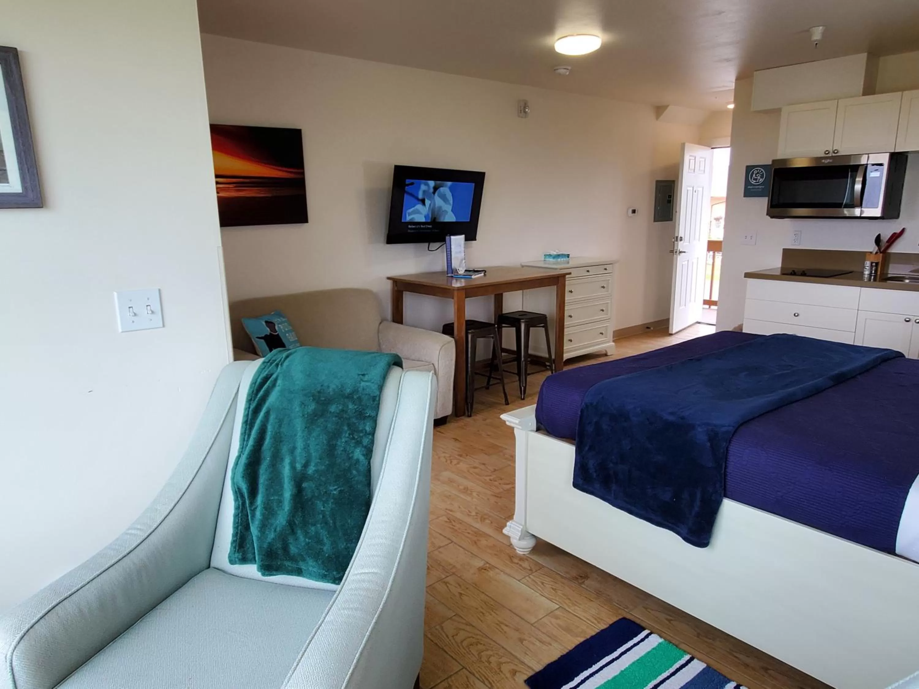 Bed in Moonstone Beach Motel