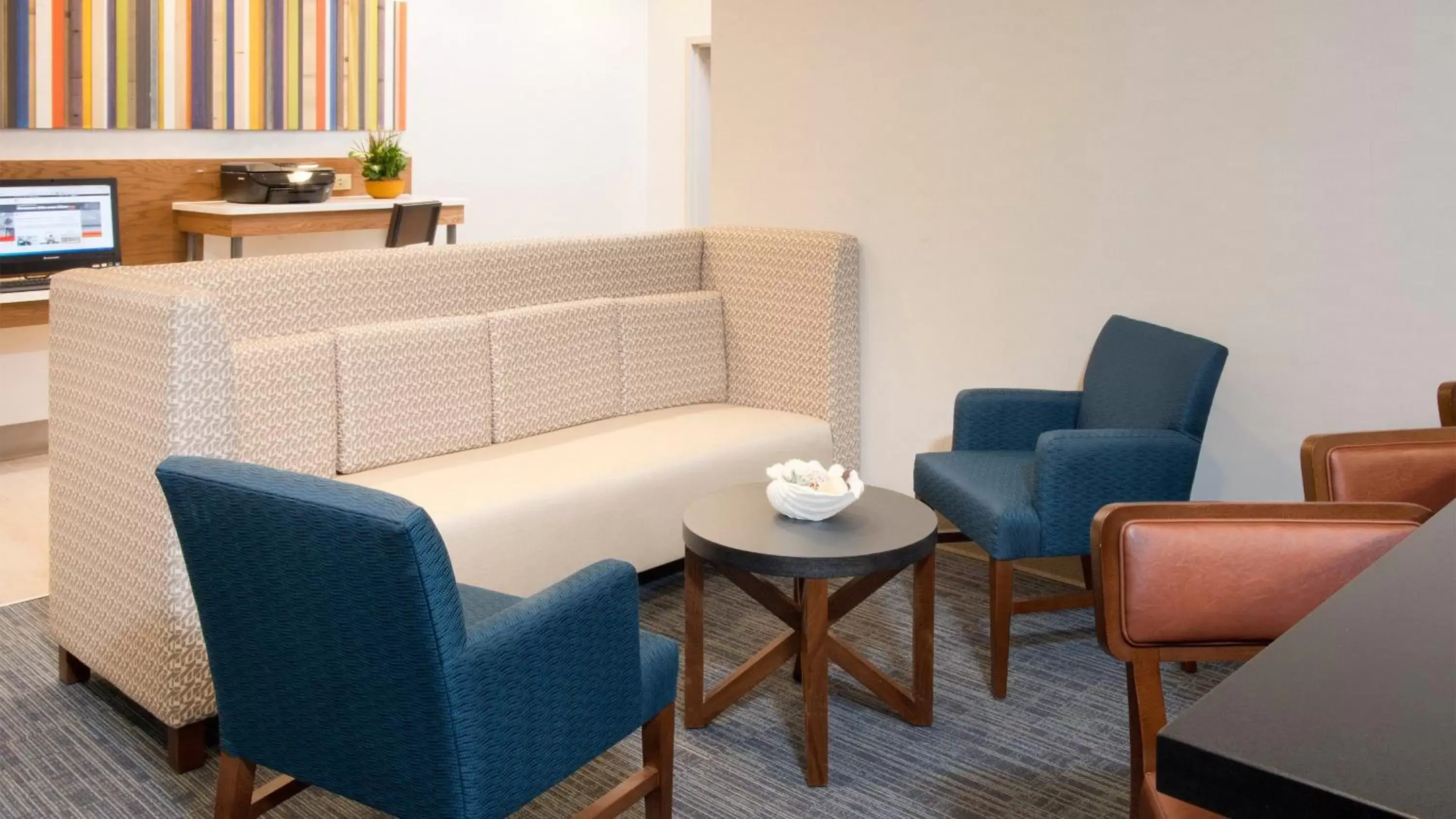 Lobby or reception, Seating Area in Holiday Inn Express Hilton Head Island, an IHG Hotel