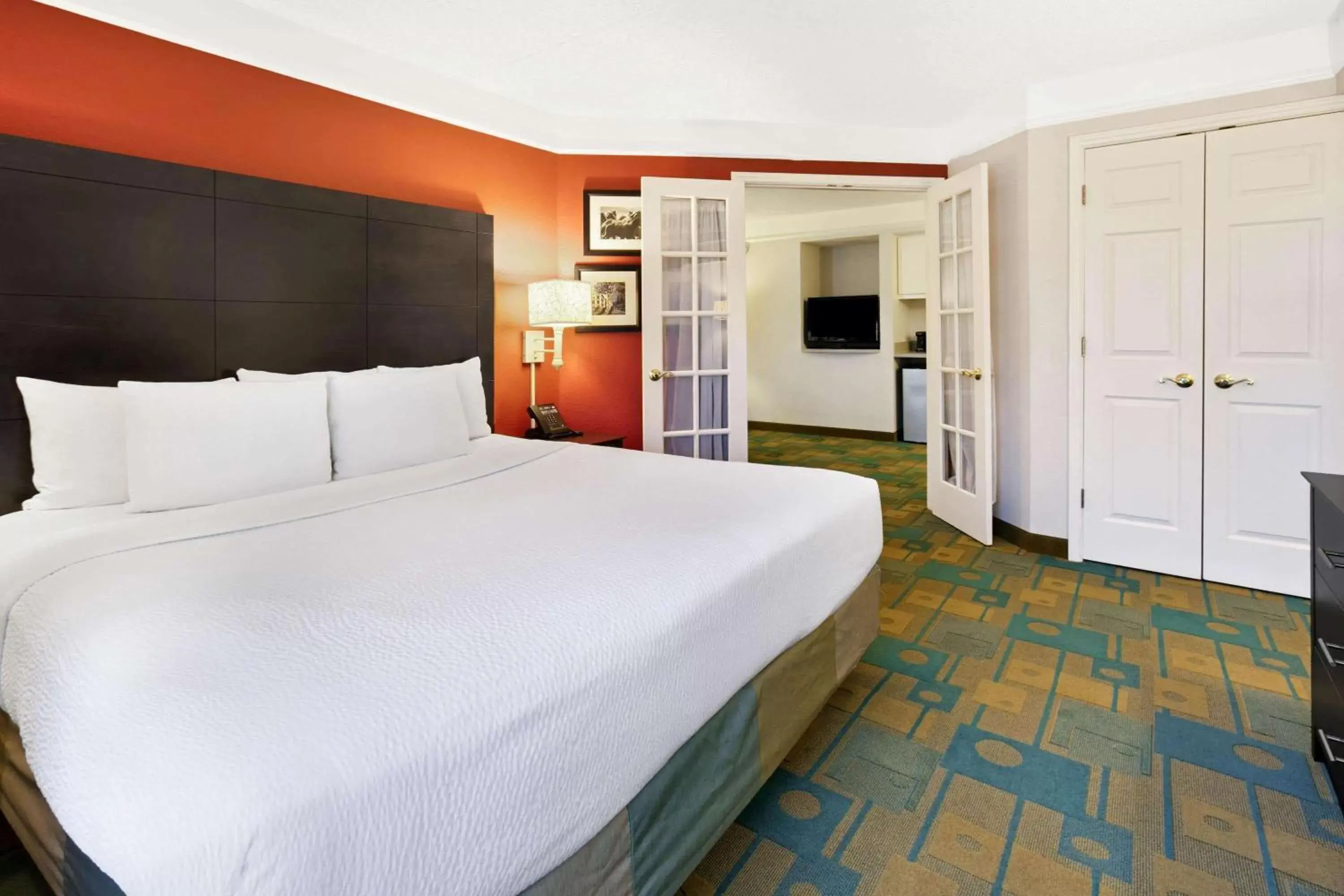 Photo of the whole room, Bed in La Quinta by Wyndham Dallas DFW Airport North