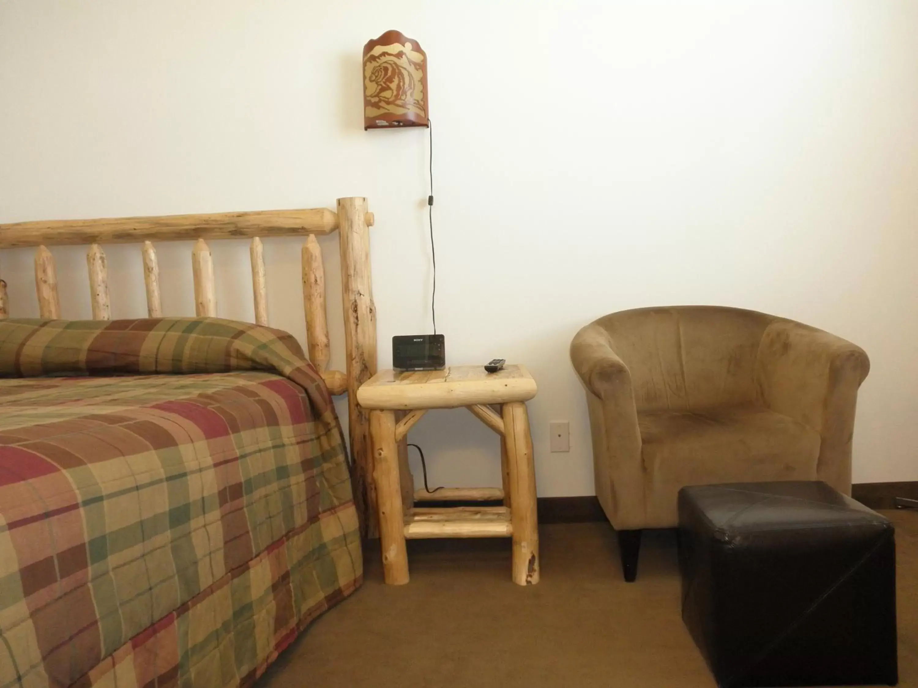 Seating area, Bed in Bear's Den Lodge