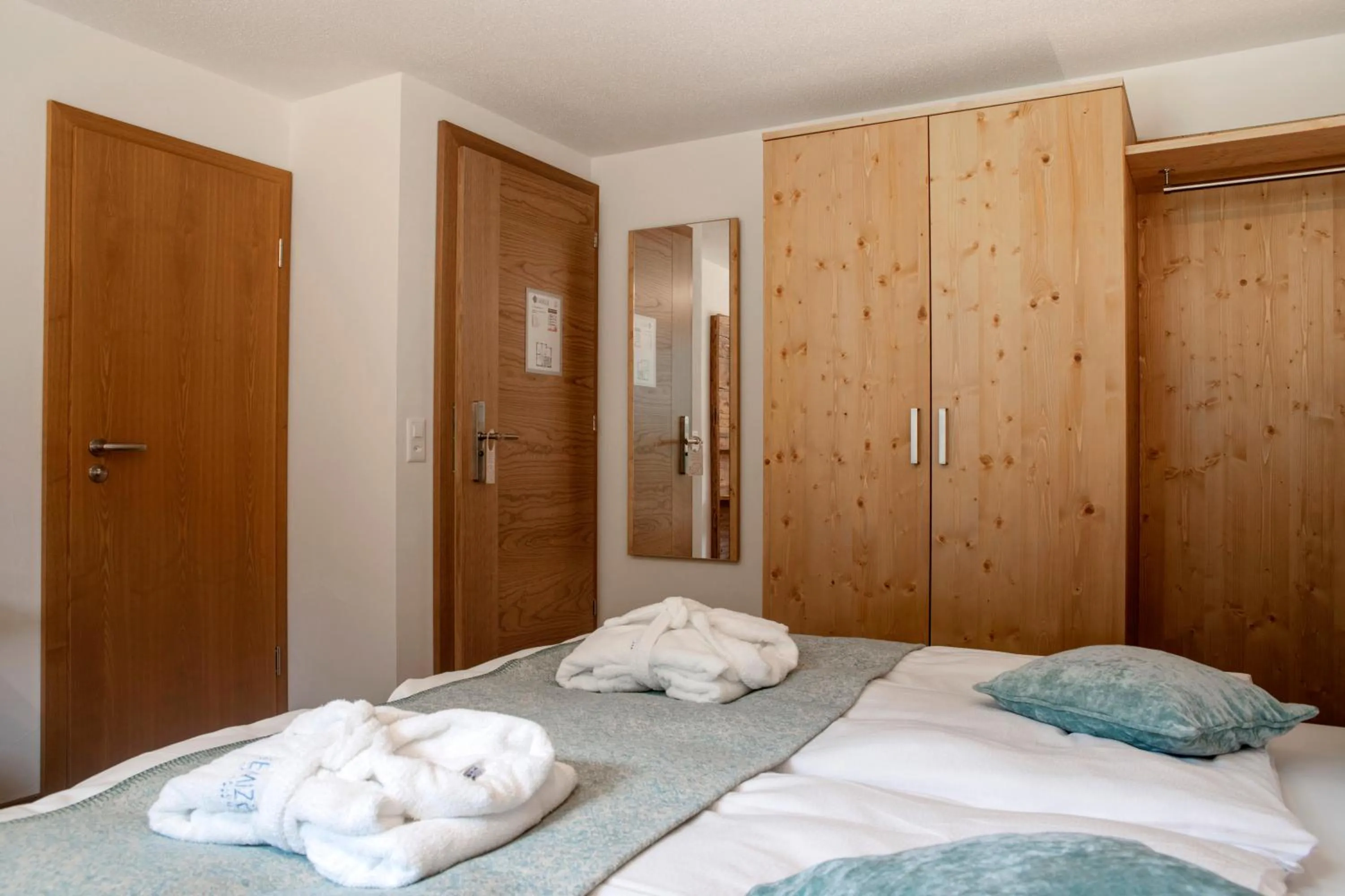 Photo of the whole room, Bed in Hotel Hemizeus & Iremia Spa