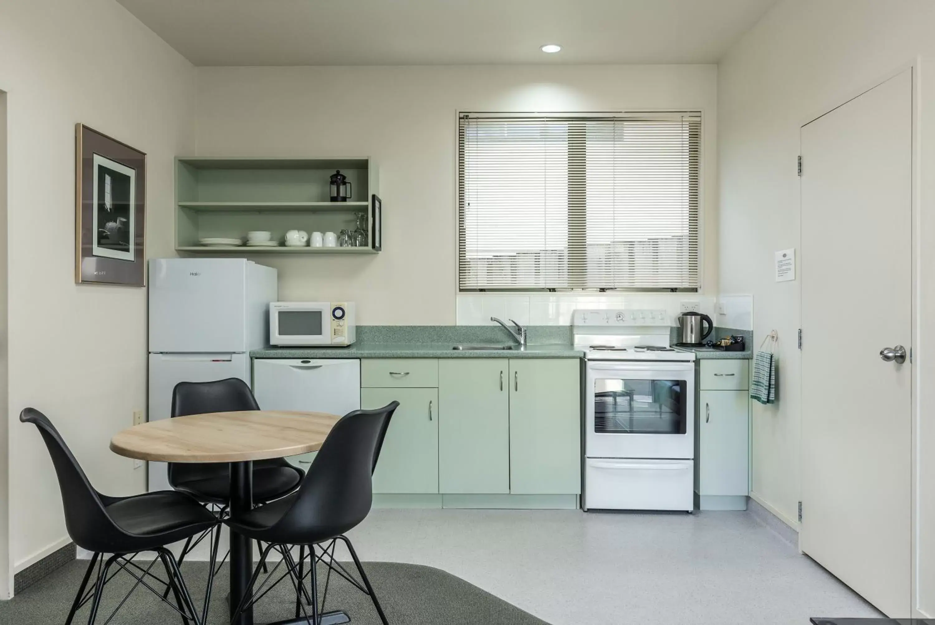 Kitchen/Kitchenette in Jasmine Court Motel