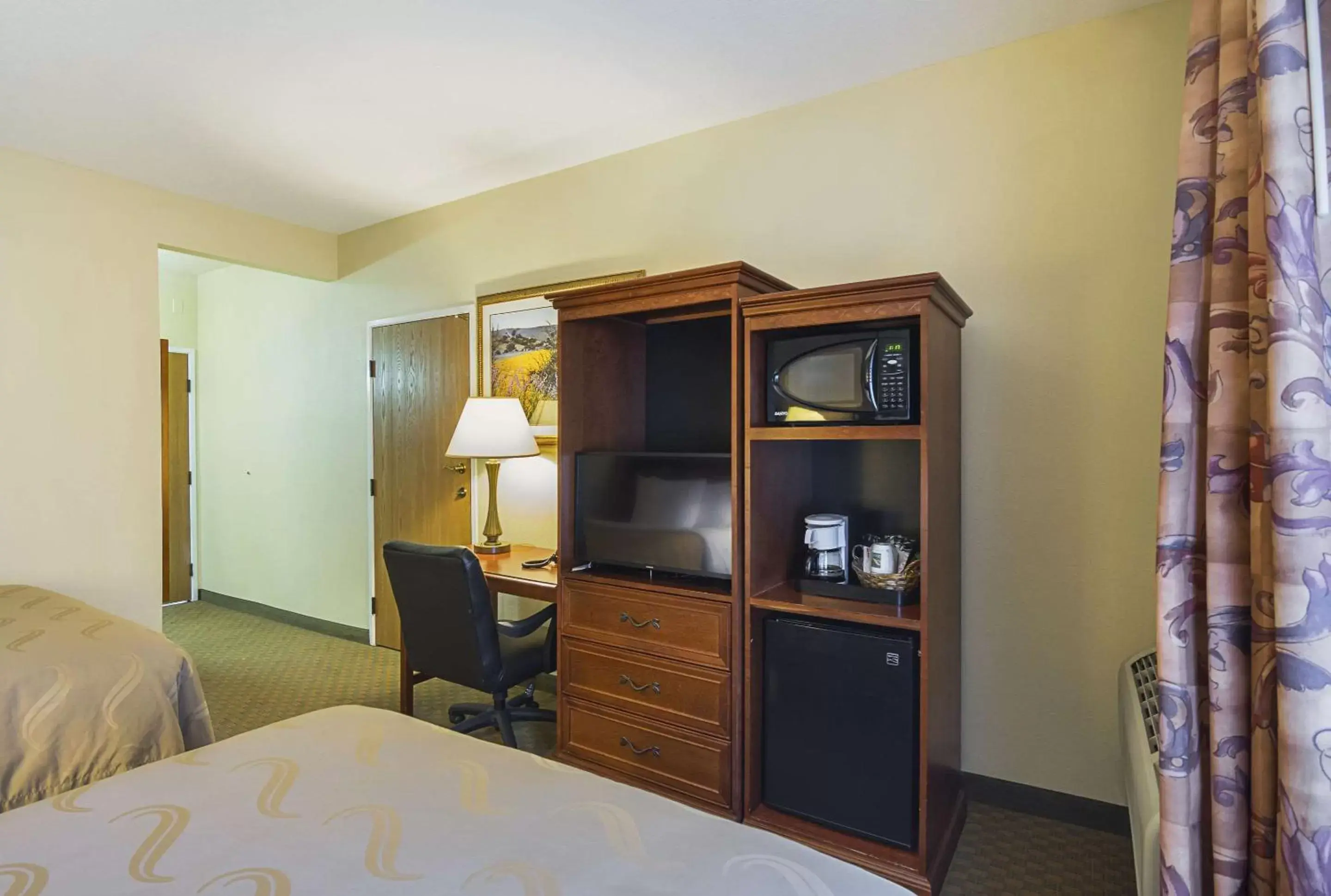Photo of the whole room, TV/Entertainment Center in Quality Inn Fresno Airport