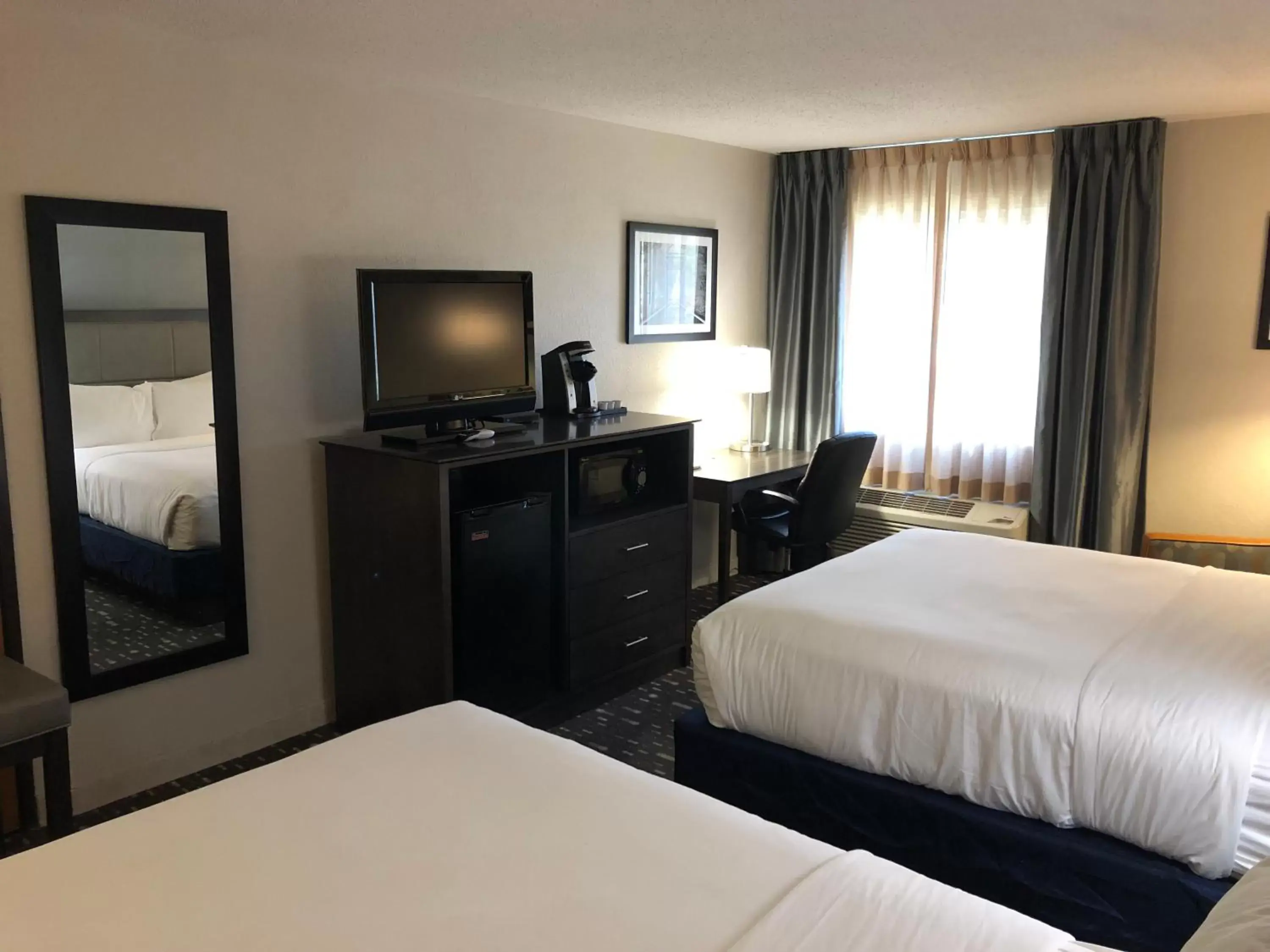 Communal lounge/ TV room, Bed in Country Inn & Suites by Radisson, Auburn, IN