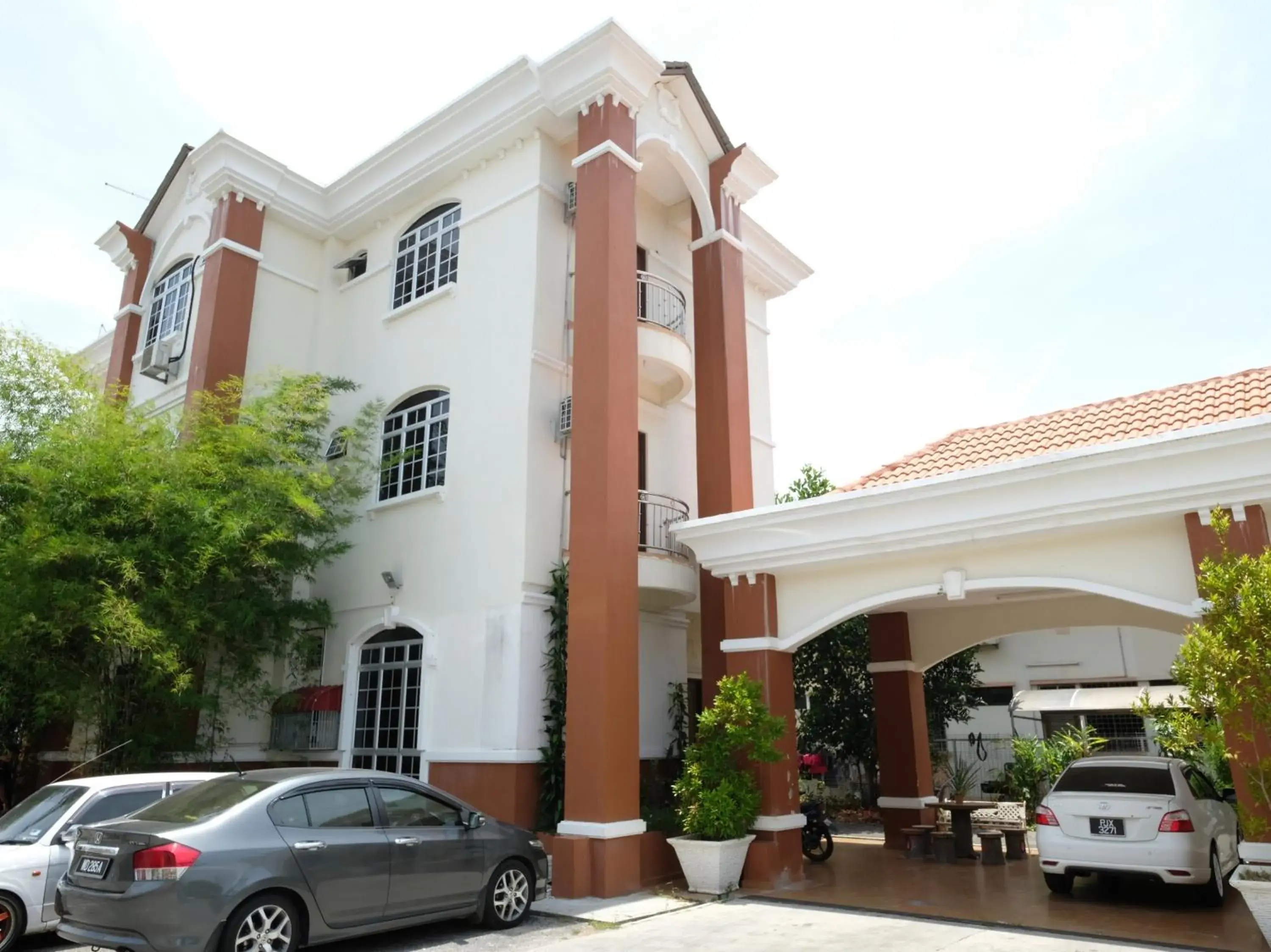 Facade/entrance, Property Building in OYO 905 Hotel De'light Villa