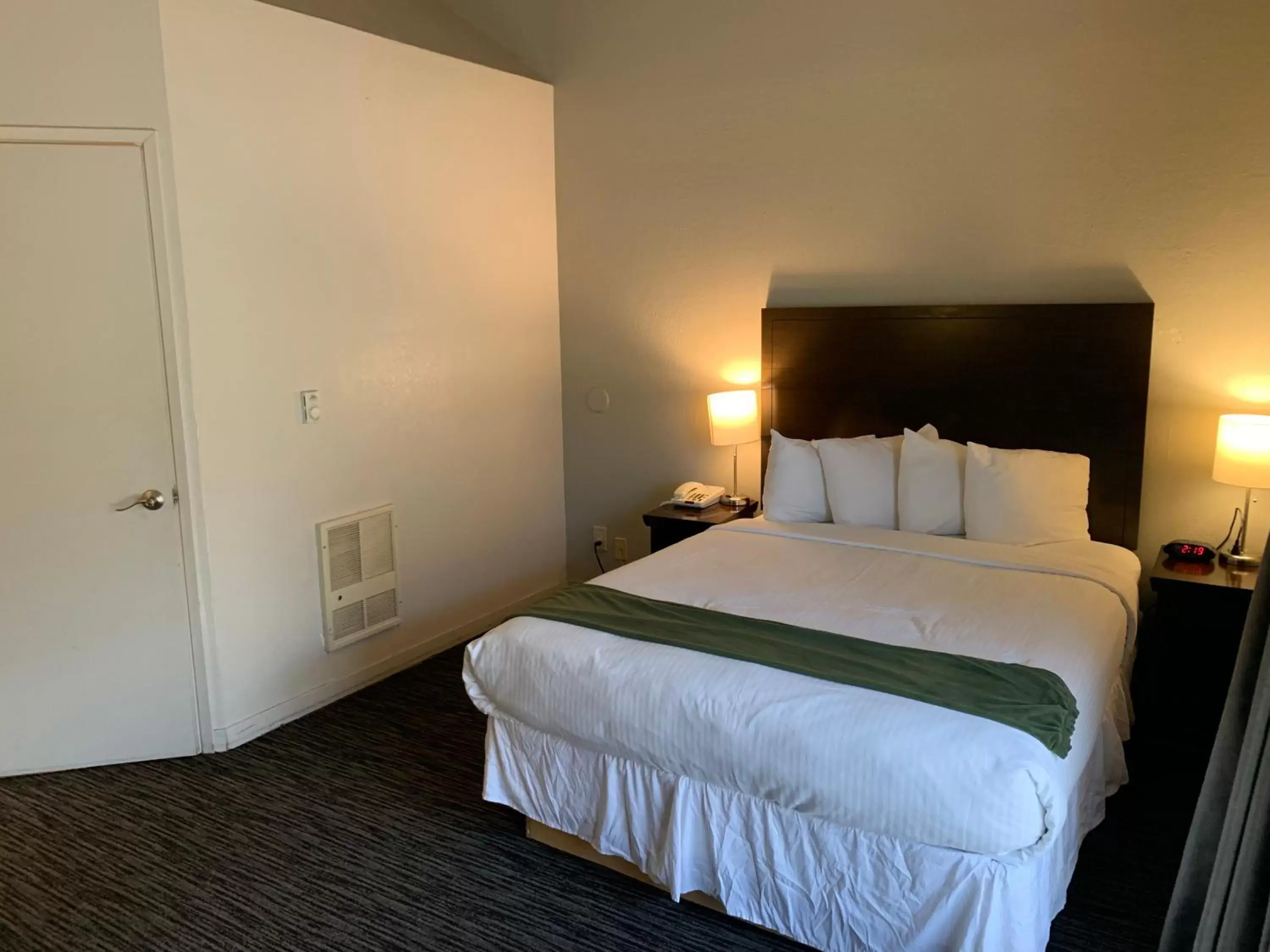Queen Room - Disability Access in Cannery Row Inn
