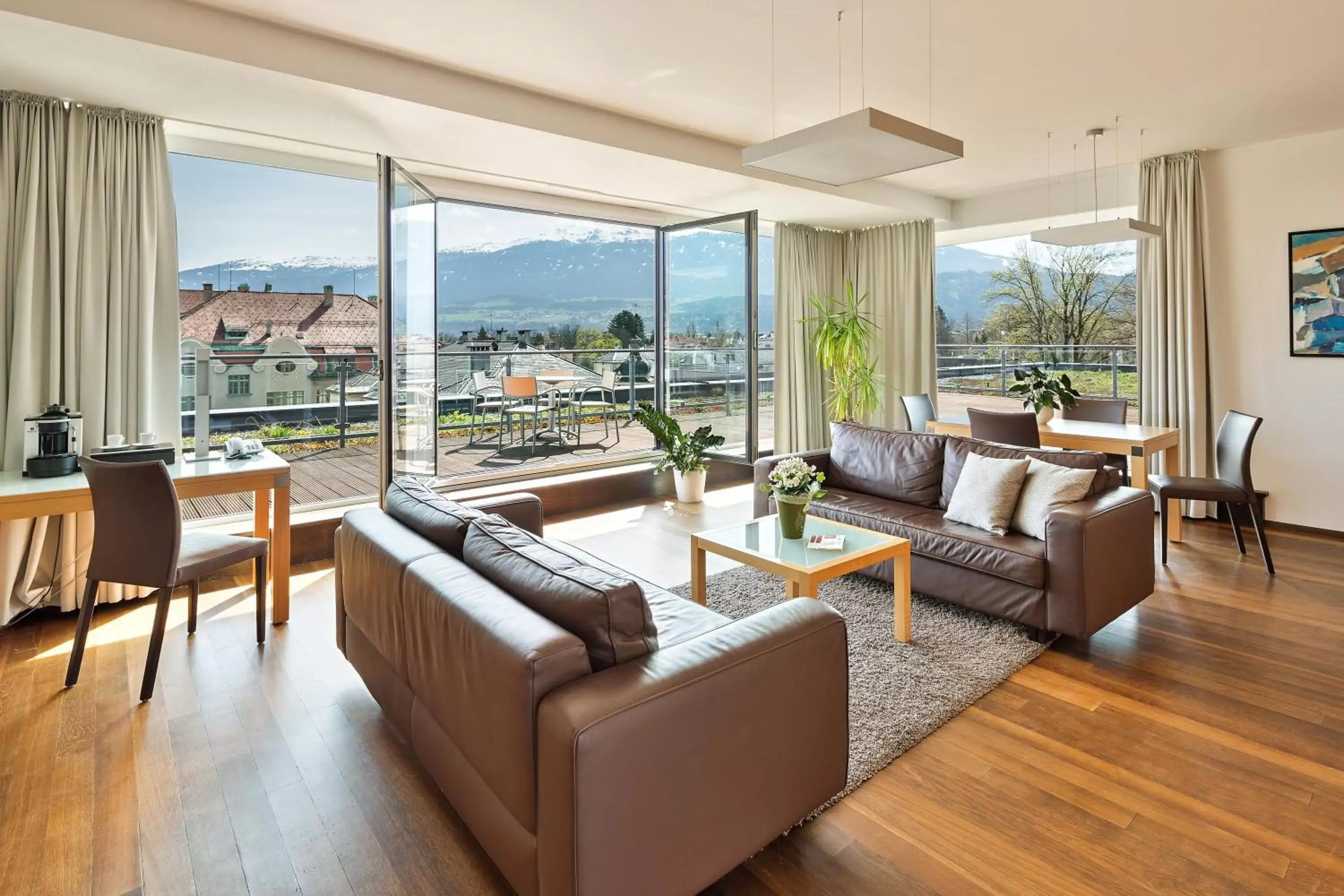 Photo of the whole room, Seating Area in Austria Trend Hotel Congress Innsbruck