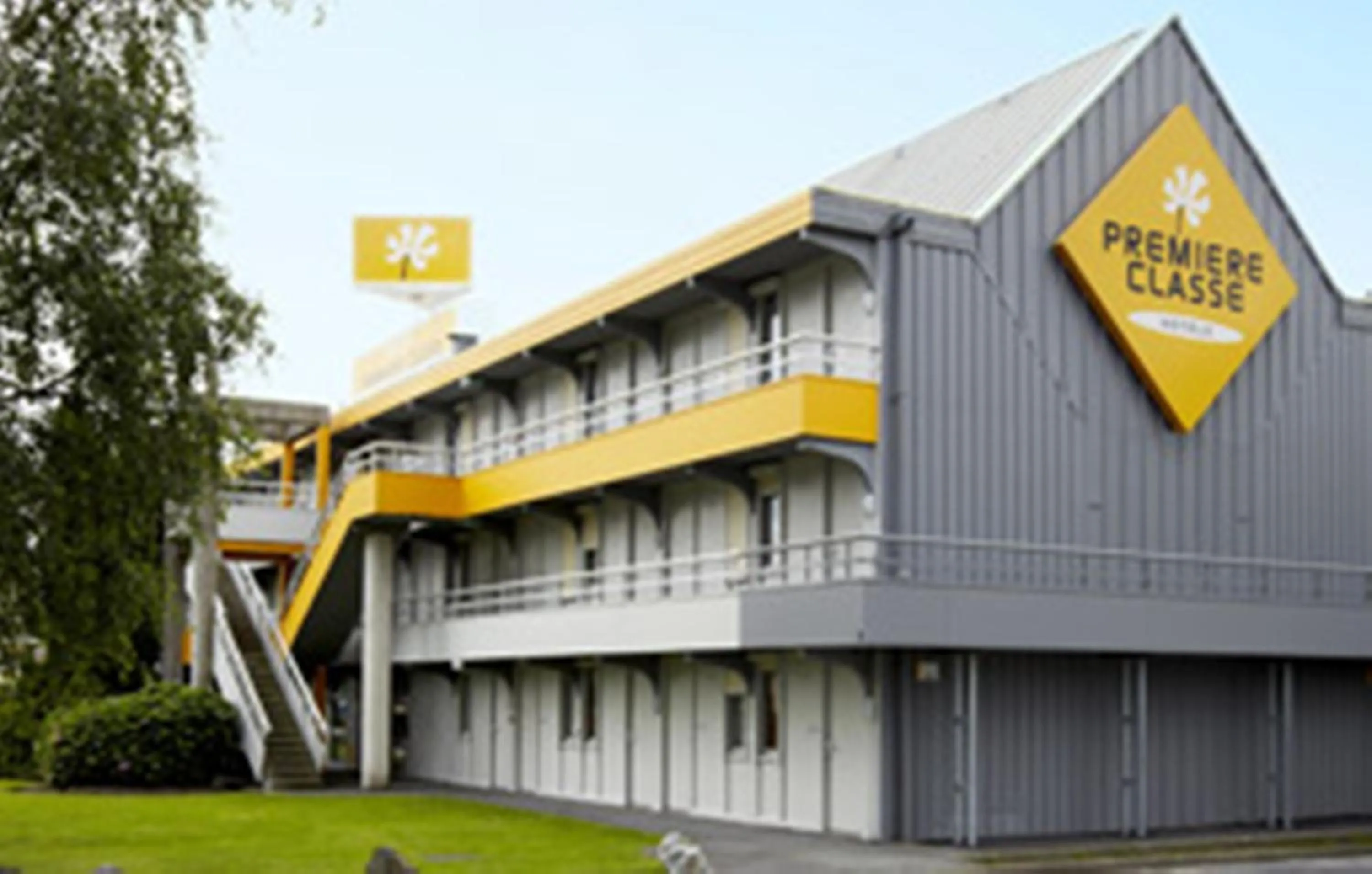 Facade/entrance in Premiere Classe Lyon Ouest - Tassin