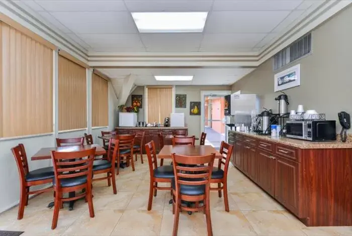 Continental breakfast, Restaurant/Places to Eat in Americas Best Value Inn Sarasota