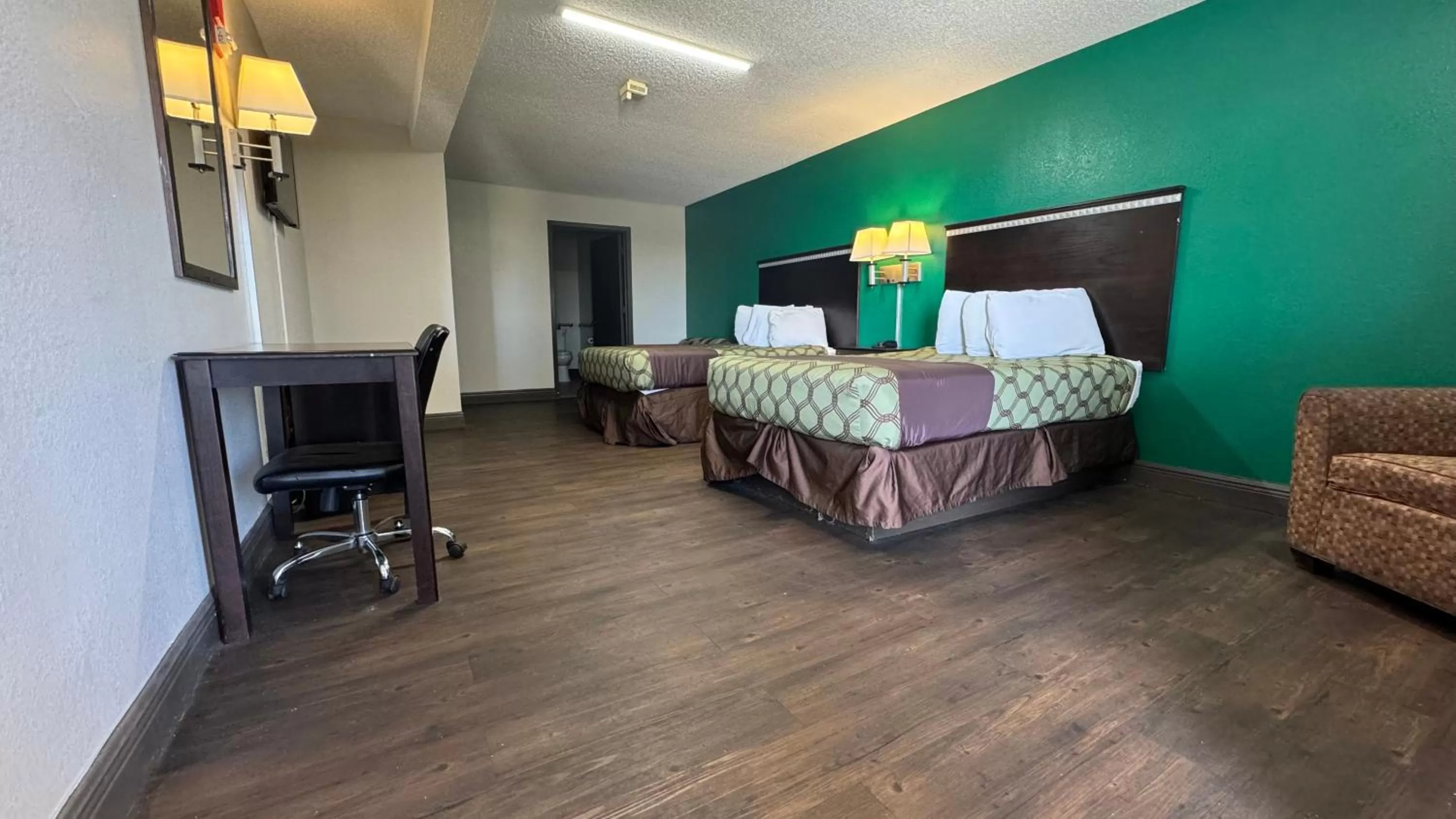 Bed in Rodeway Inn Georgetown