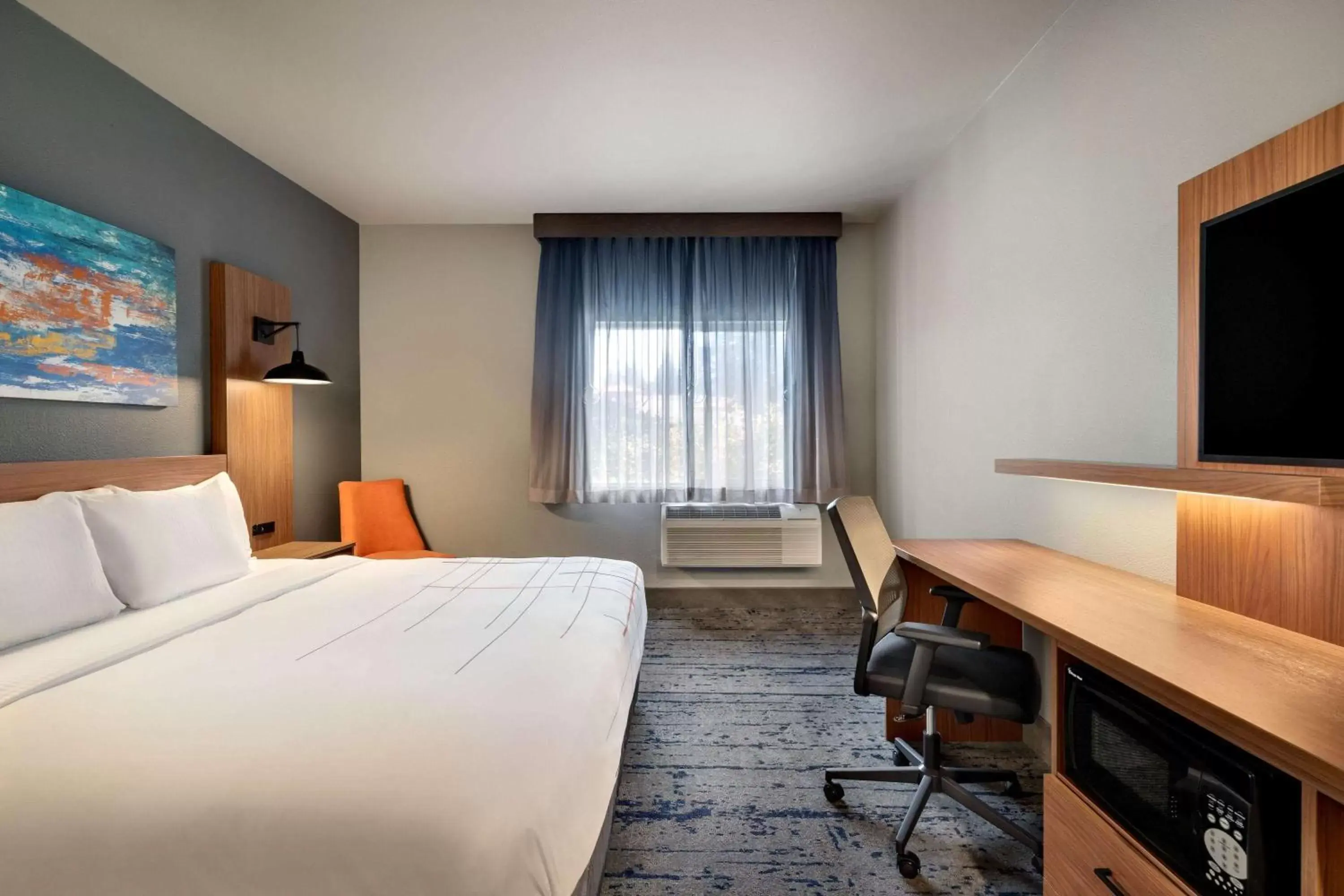 Bed in La Quinta Inn & Suites by Wyndham Springfield Bed in La Quinta Inn & Suites by Wyndham Springfield