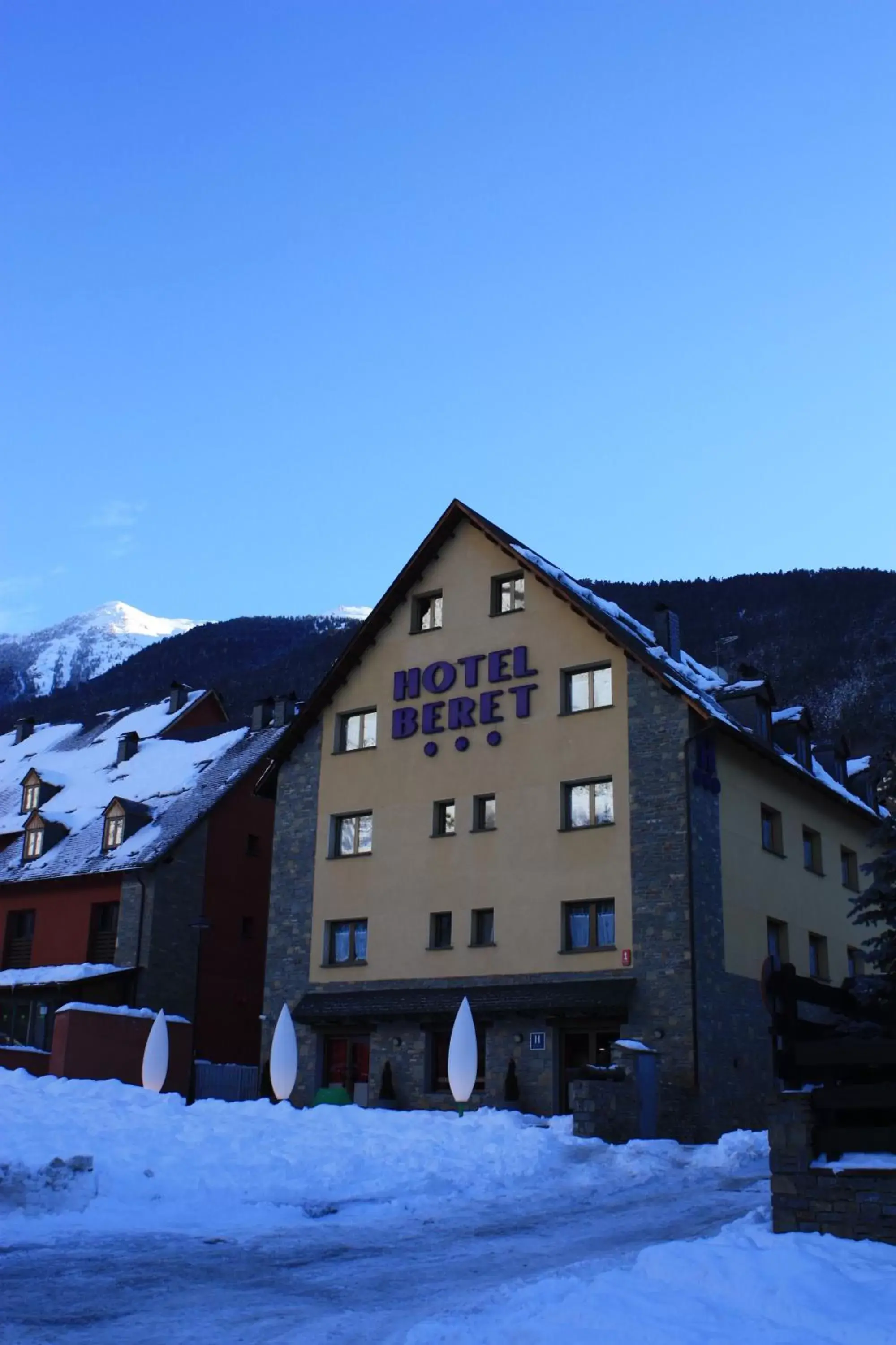 Facade/entrance, Winter in Hotel AA Beret