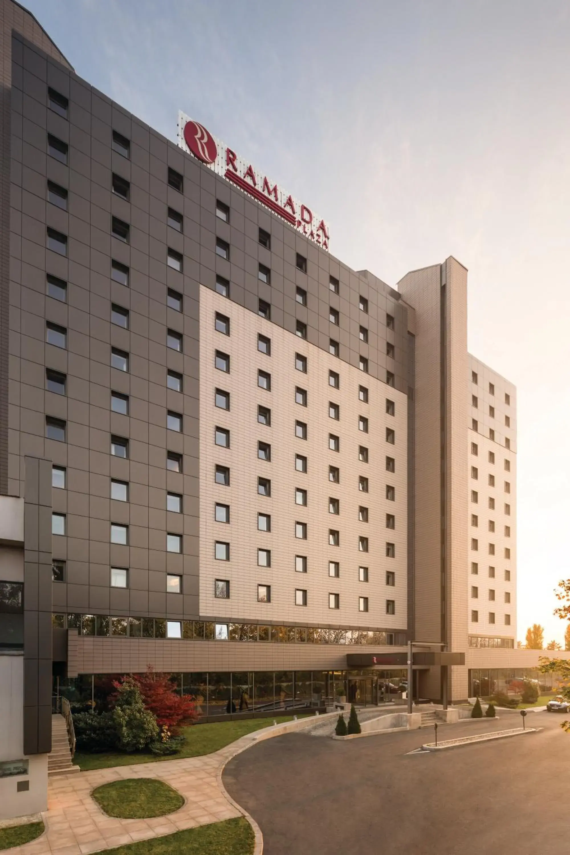 Facade/entrance, Property Building in Ramada Plaza by Wyndham Bucharest Convention Center