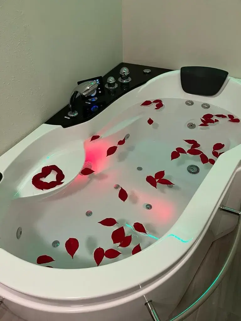 Hot Tub in Hotel Fiera Wellness & Spa