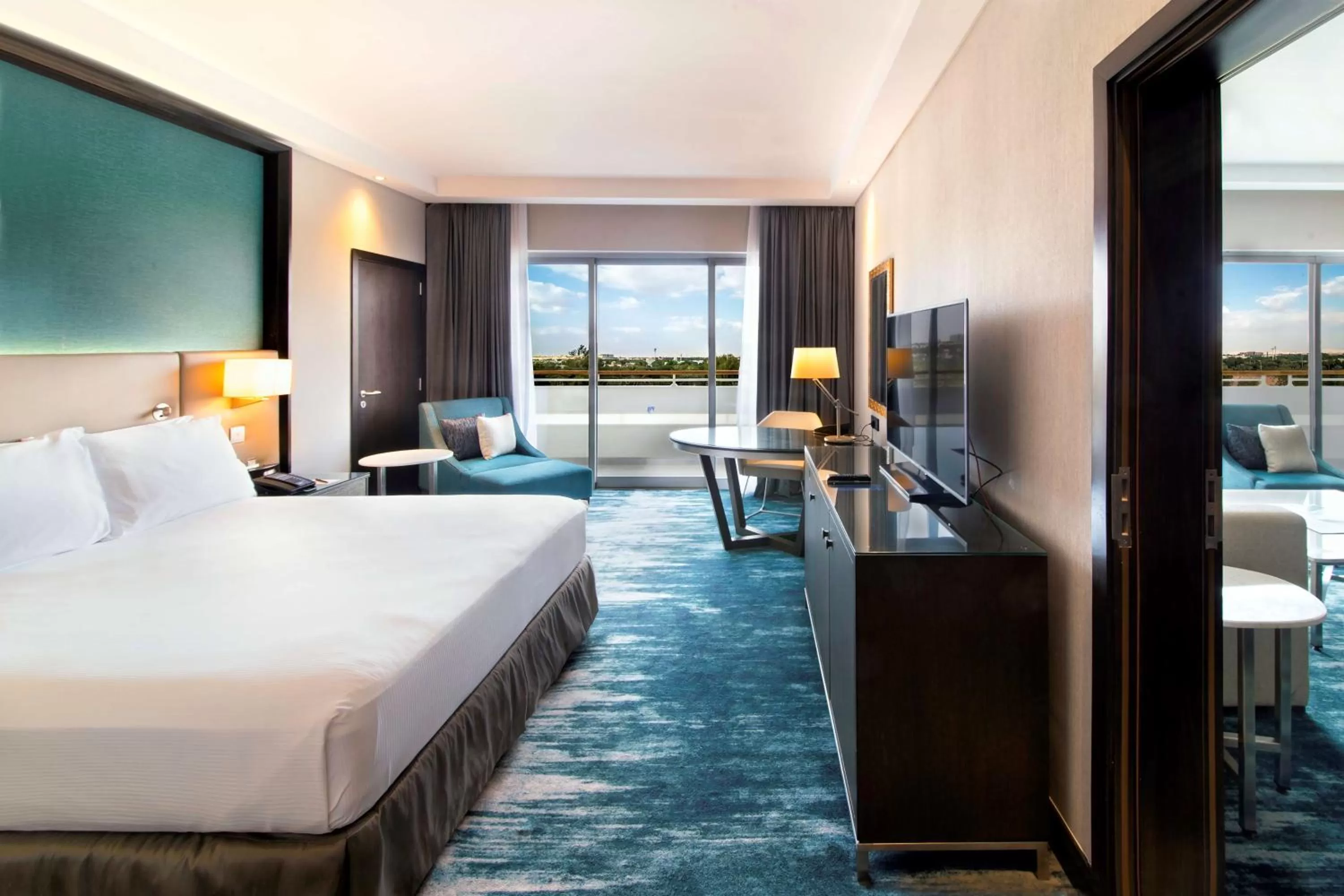 TV and multimedia, Bed in Radisson Blu Hotel & Resort, Al Ain