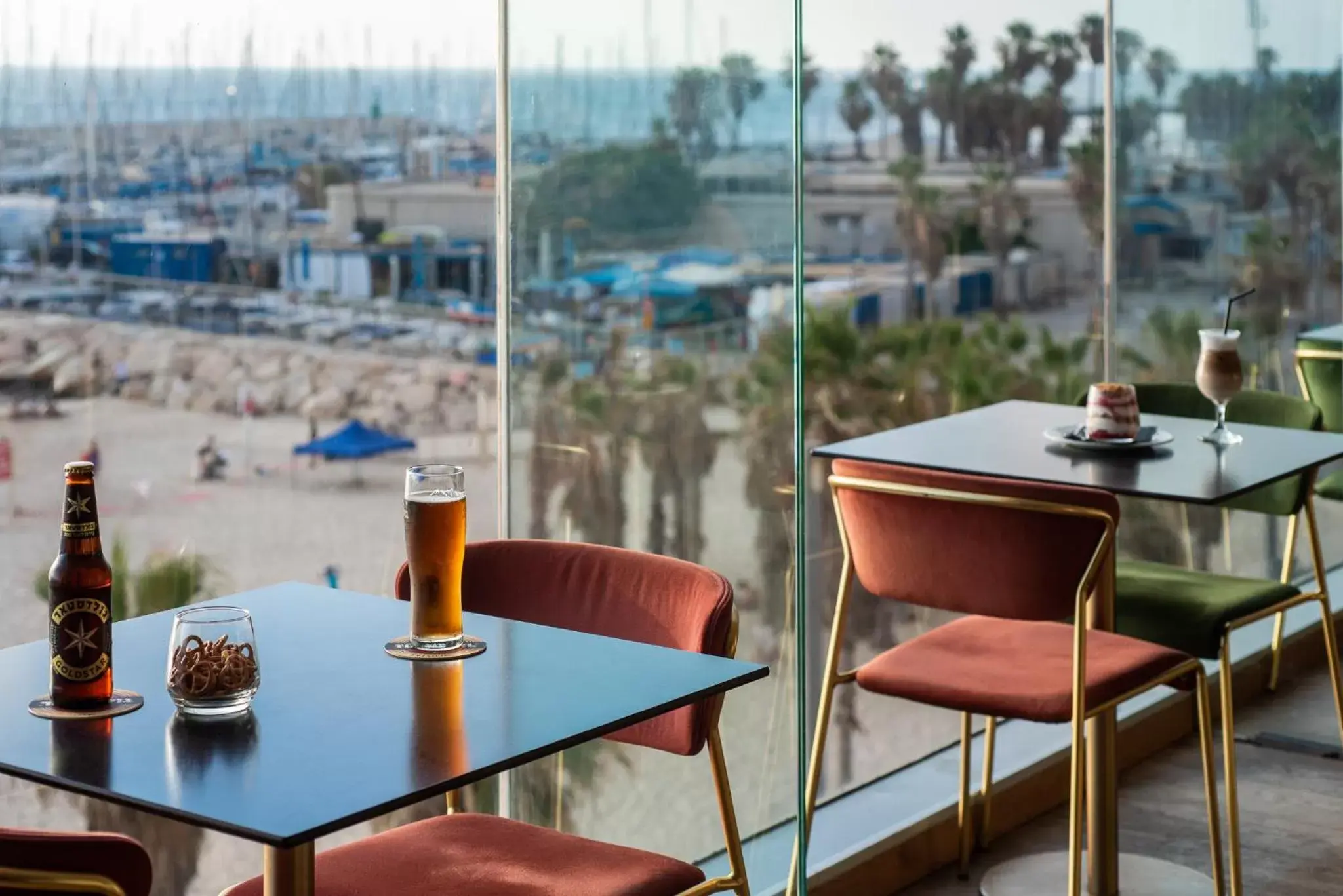 Food and drinks in Crowne Plaza Tel Aviv Beach, an IHG Hotel