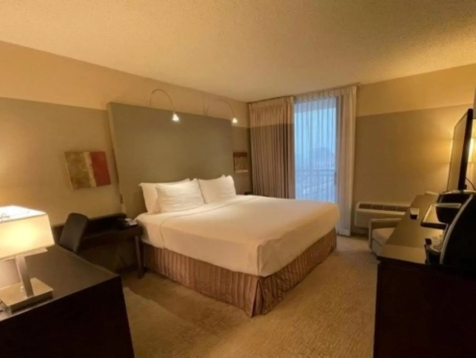 Photo of the whole room, Bed in Crowne Plaza - Chicago West Loop, an IHG Hotel