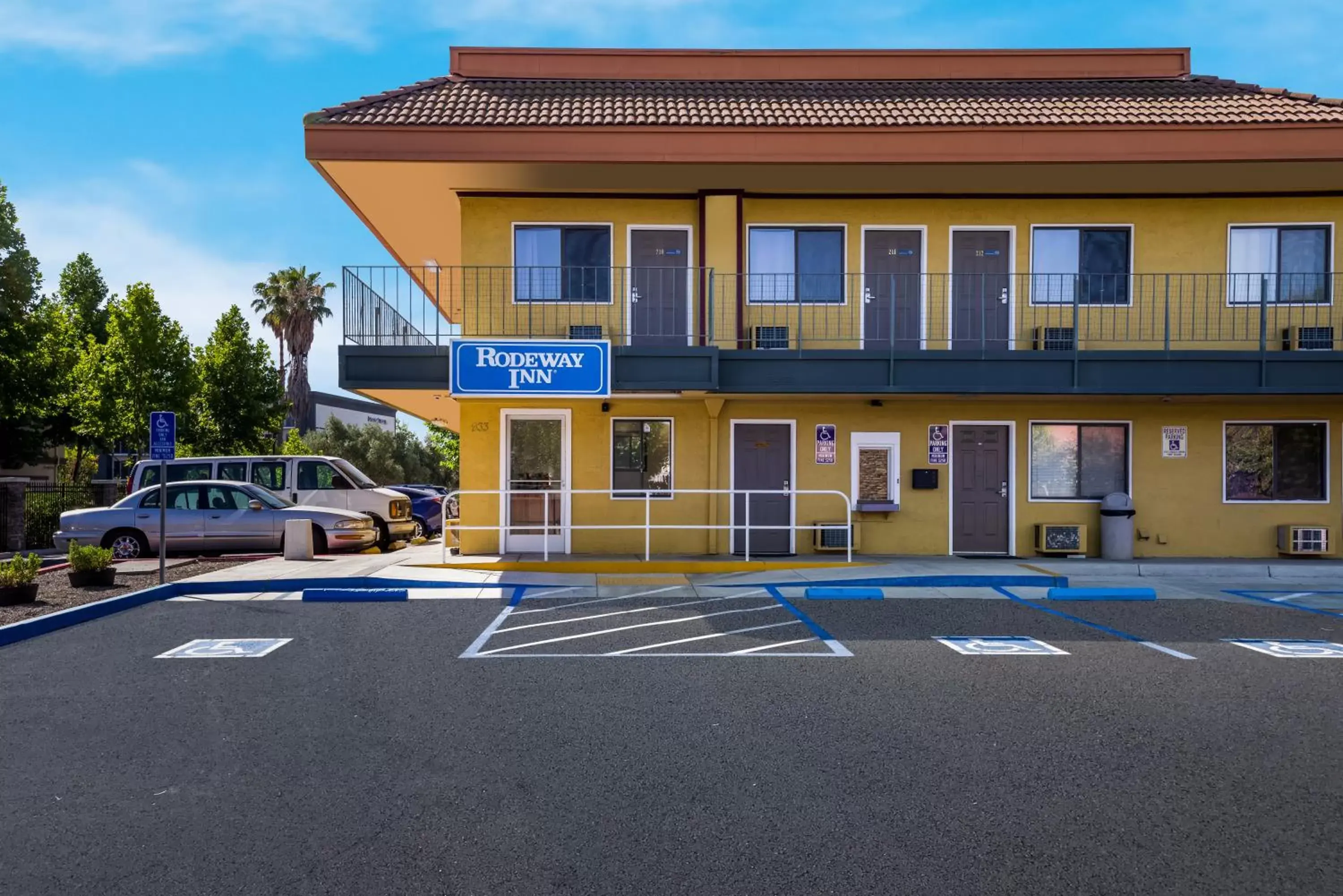 Parking, Property Building in Rodeway Inn Livermore