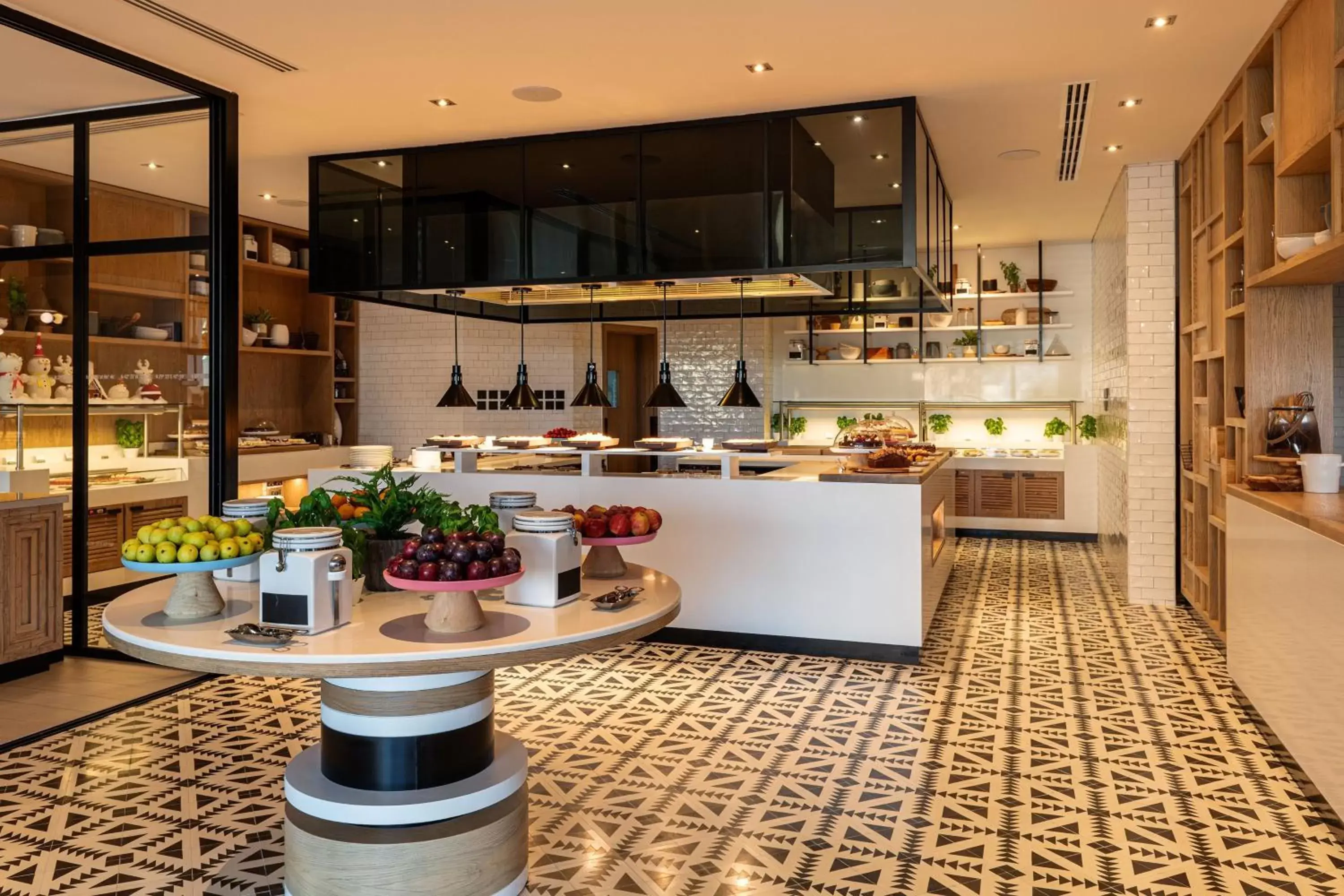 Lounge or bar, Kitchen/Kitchenette in Le Royal Meridien Beach Resort & Spa Dubai