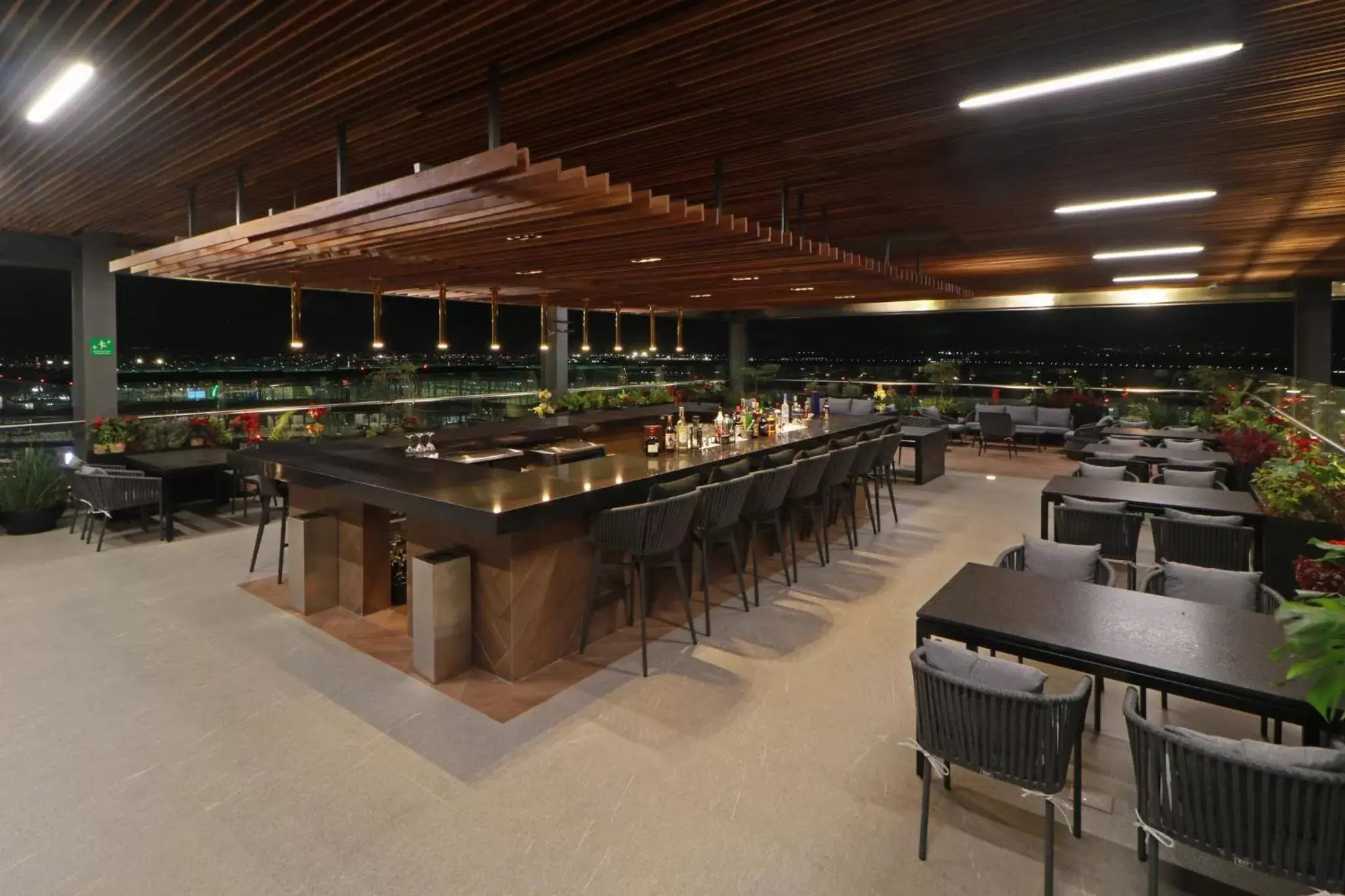 Lounge or bar, Lounge/Bar in Holiday Inn & Suites - Mexico Felipe Angeles Airport, an IHG Hotel