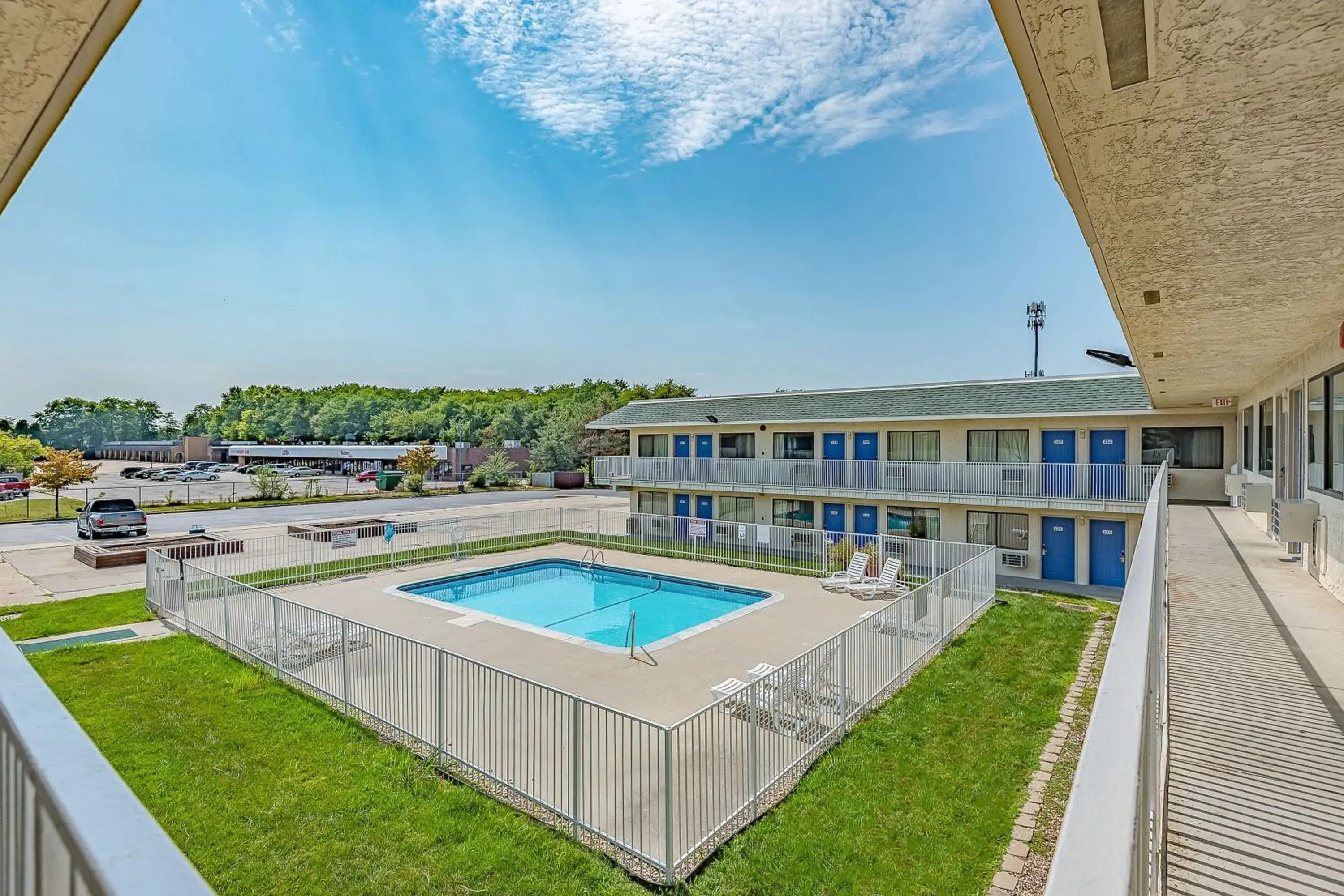 Swimming pool, Pool View in Motel 6-Kansas City, MO - Airport