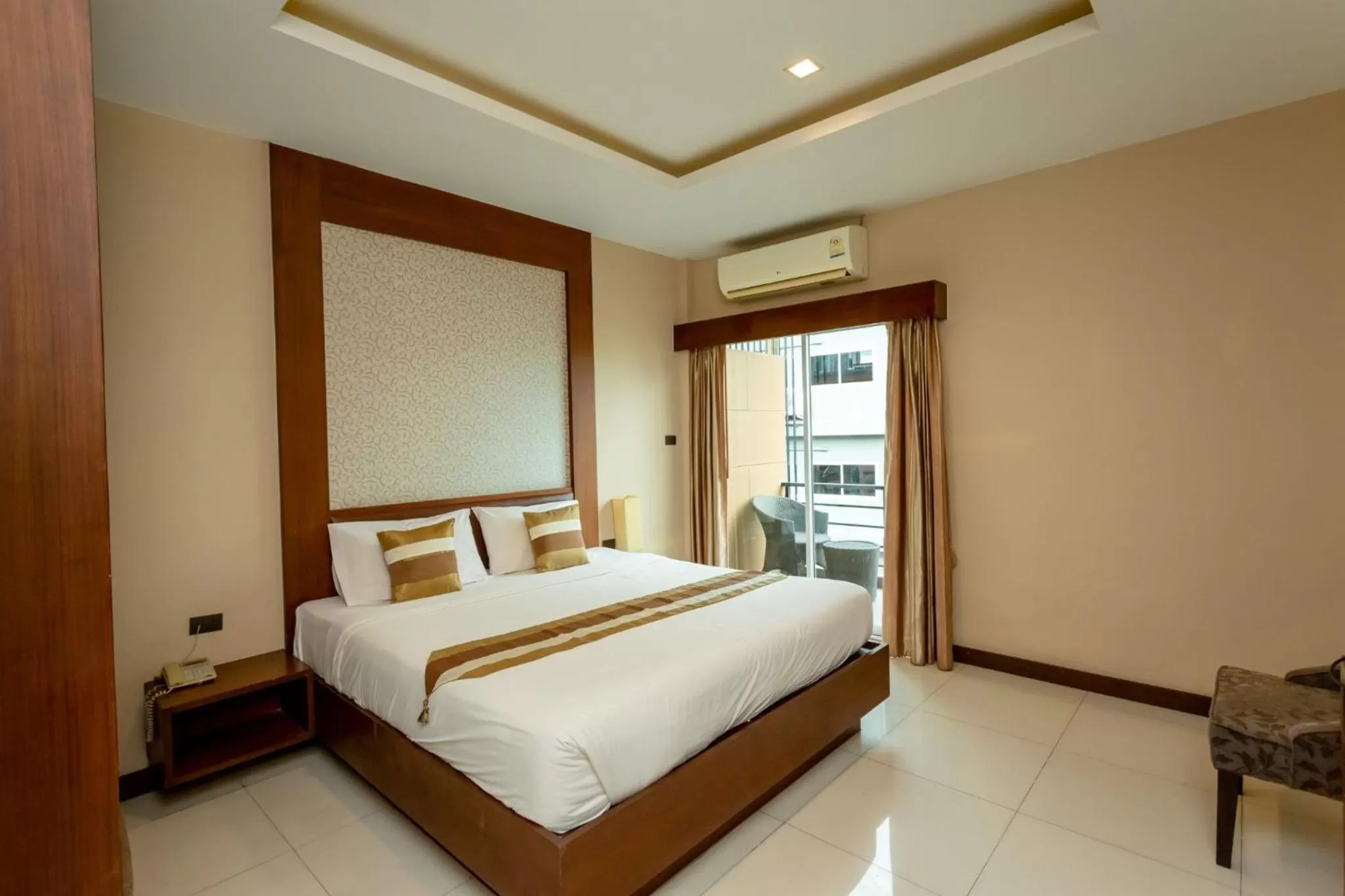 Photo of the whole room, Bed in Honey Inn Pattaya