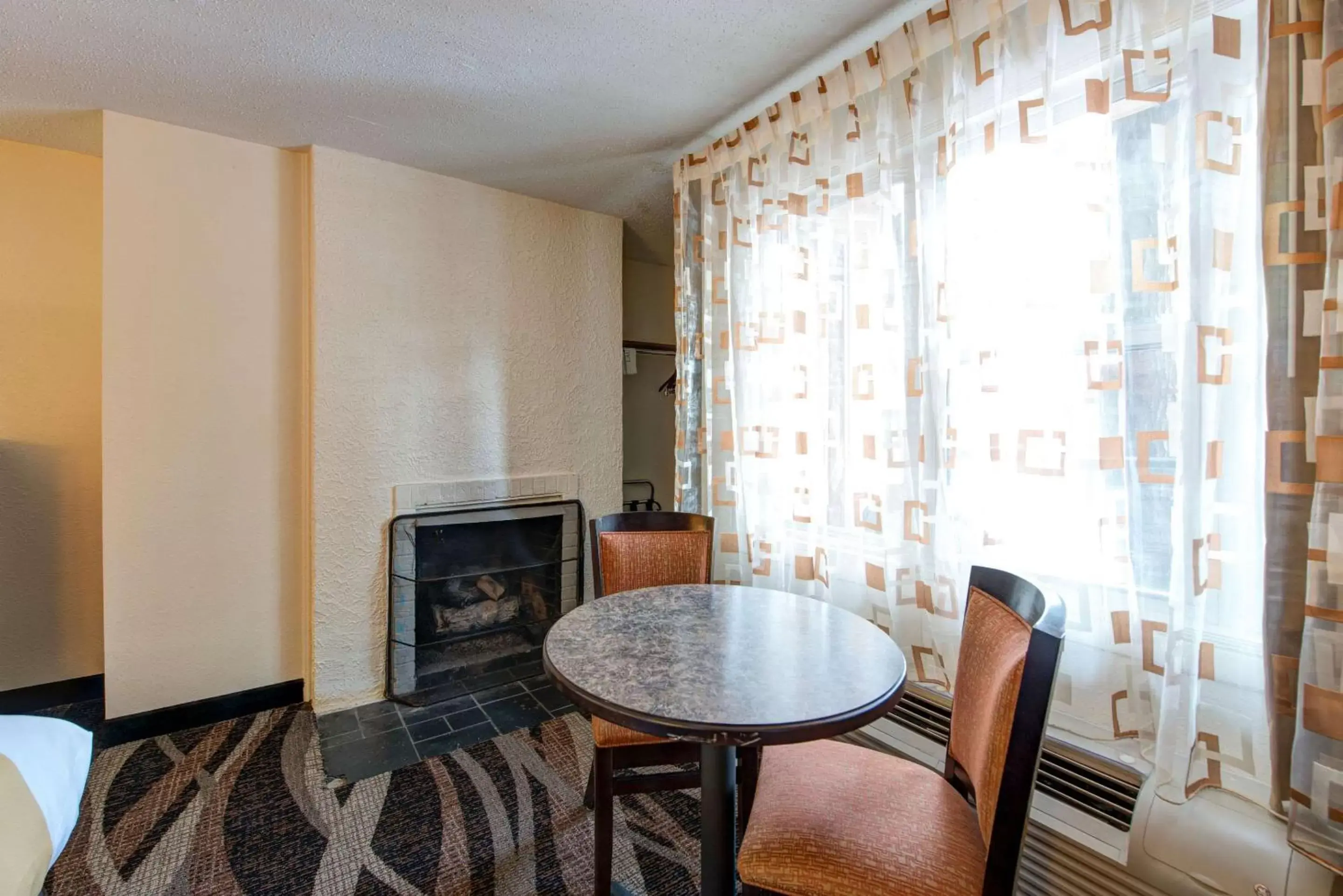 Photo of the whole room, TV/Entertainment Center in Quality Inn Creekside - Downtown Gatlinburg