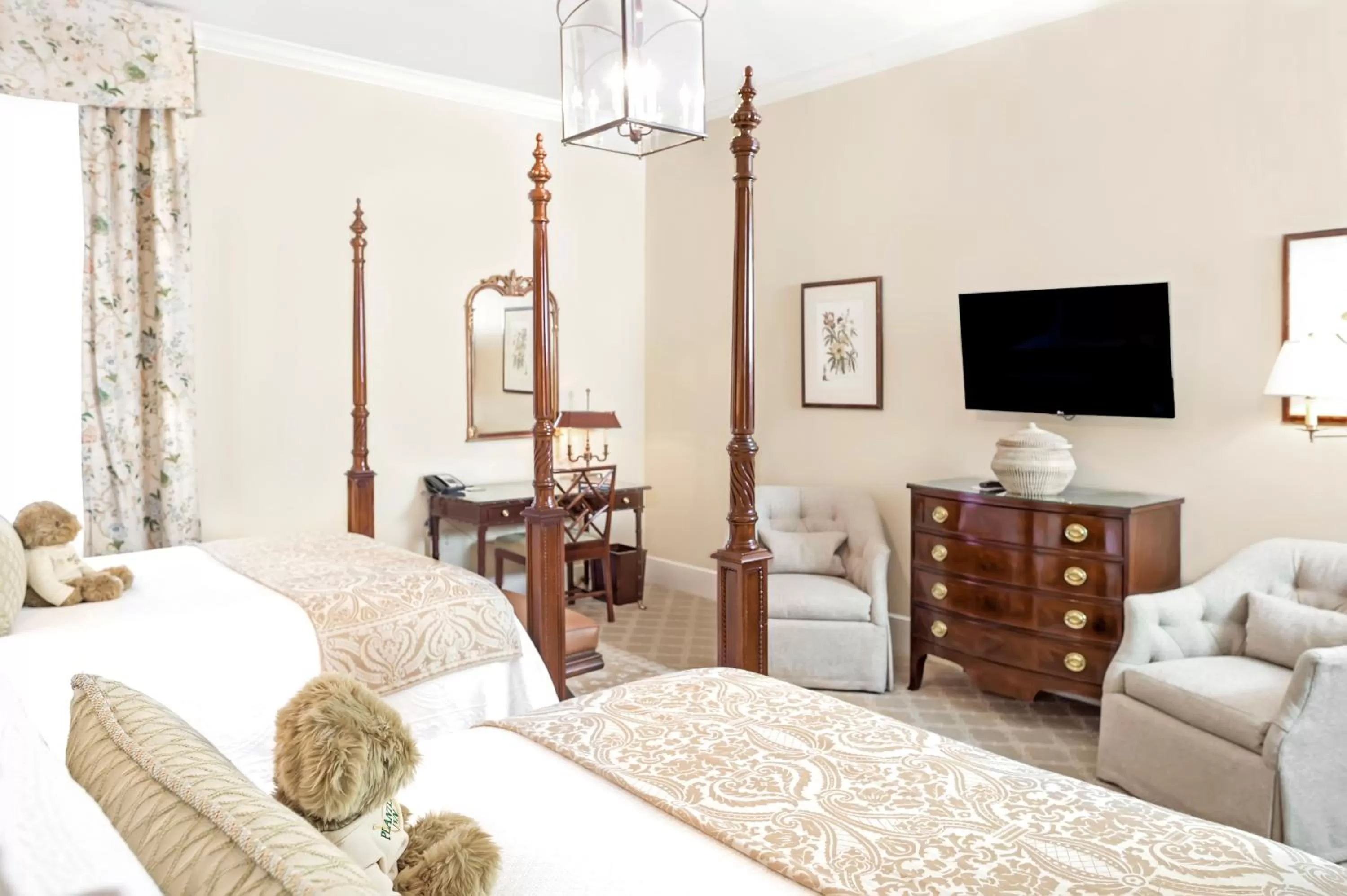 Photo of the whole room, Bed in Planters Inn - Charleston