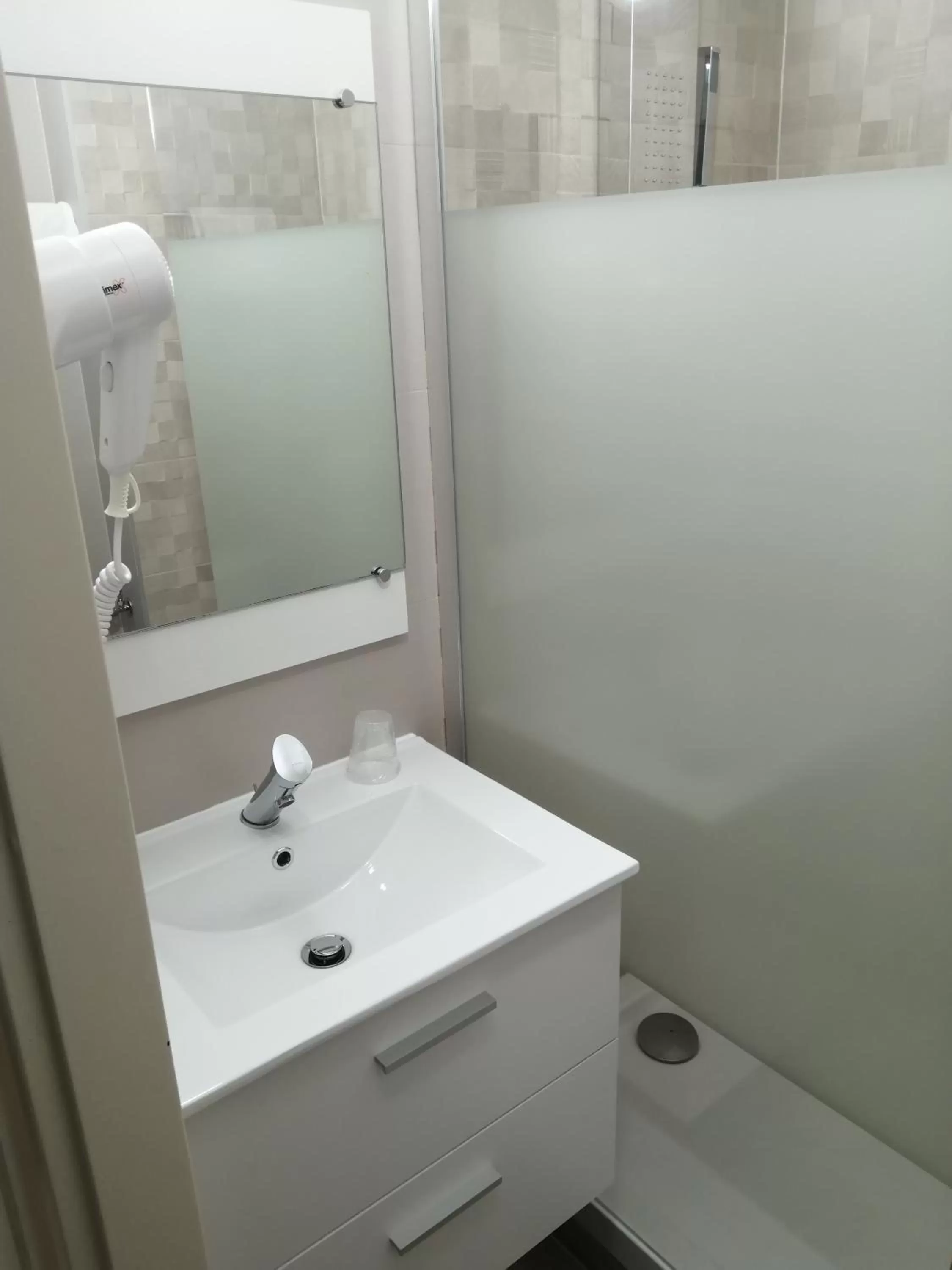 Bathroom in Contact Hôtel Arc-En-Ciel - Réouverture - Rénové