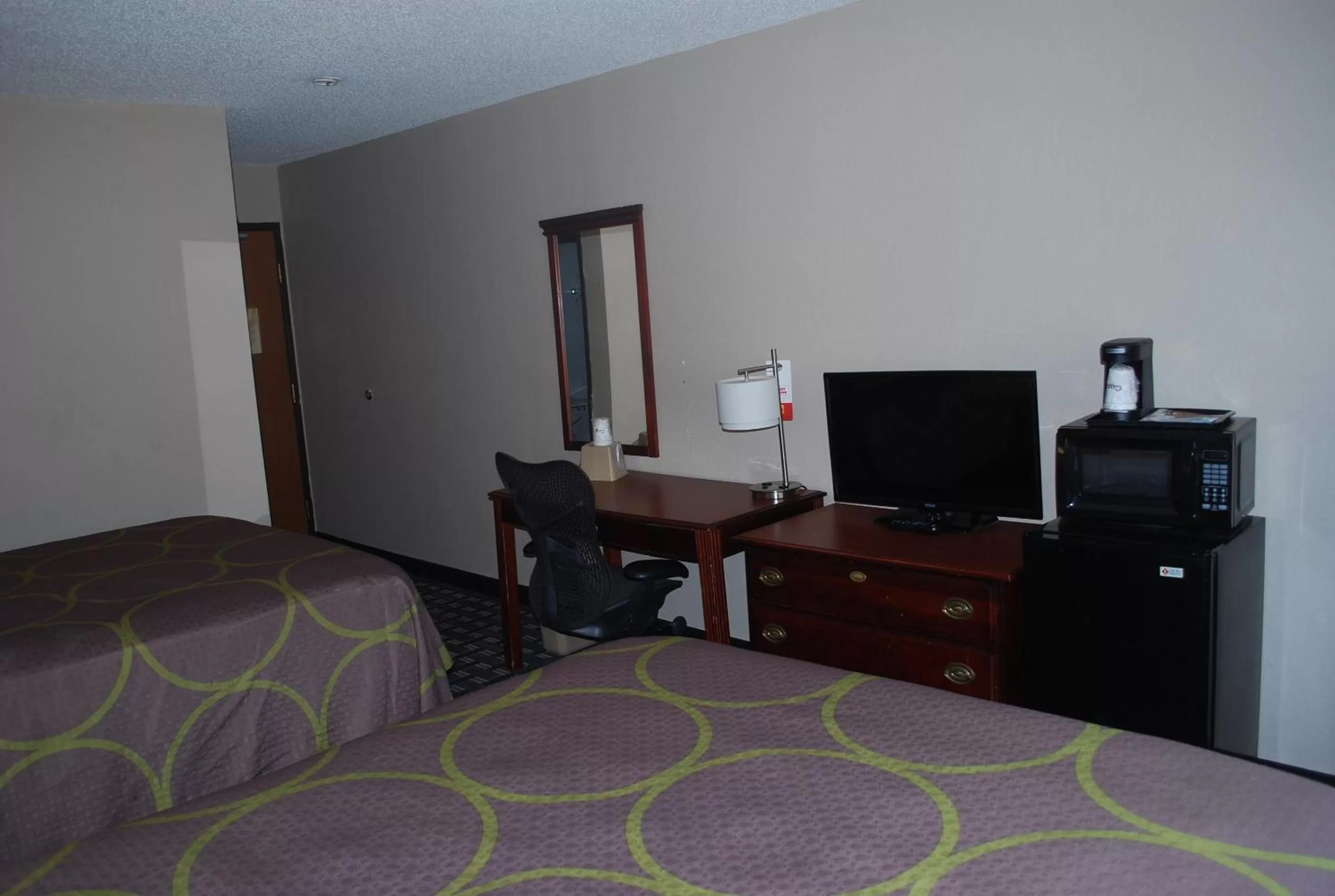 Photo of the whole room, Bed in Super 8 by Wyndham Warner Robins