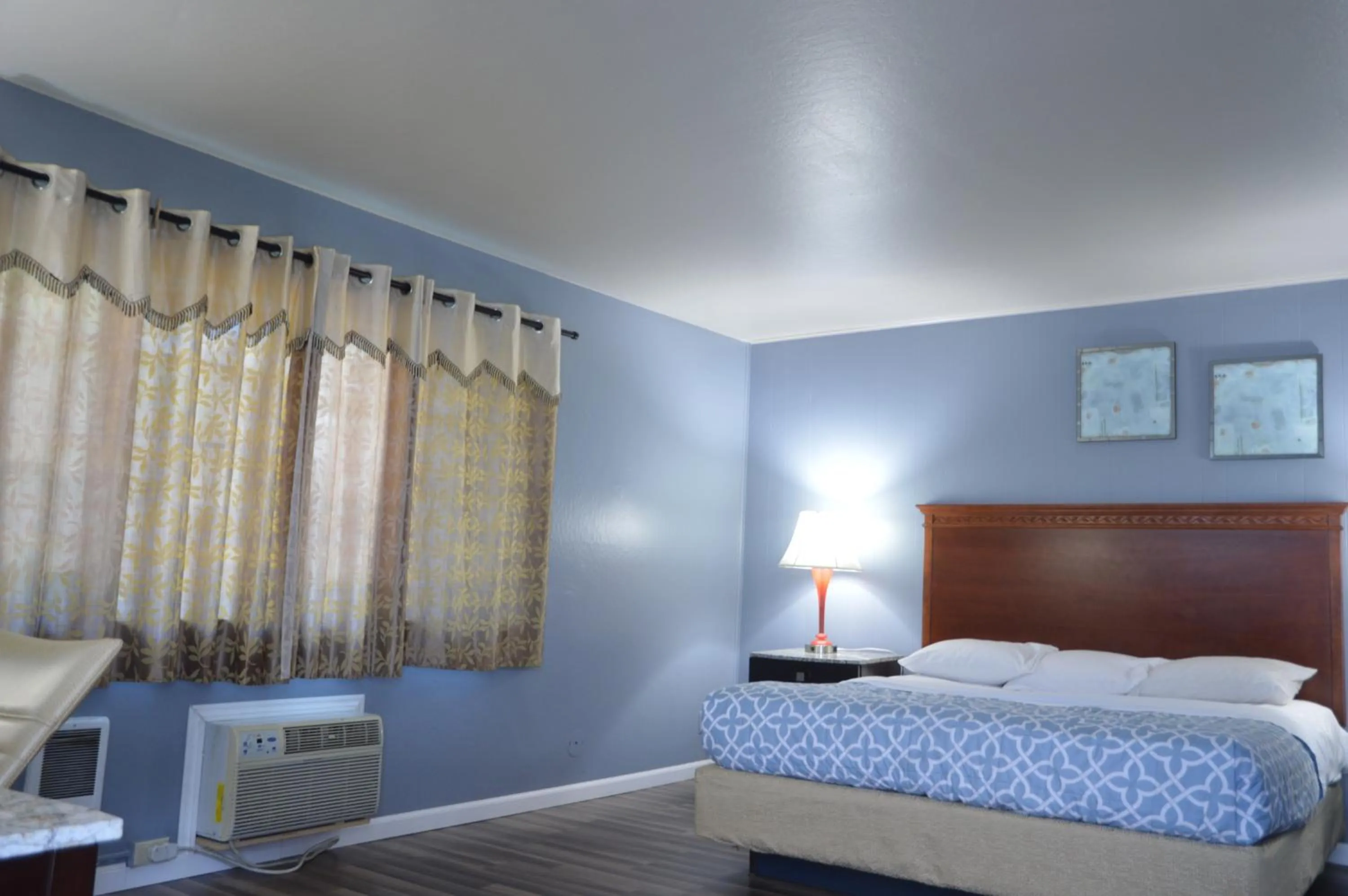 Bed in Glass Slipper Inn - Stanford Palo Alto