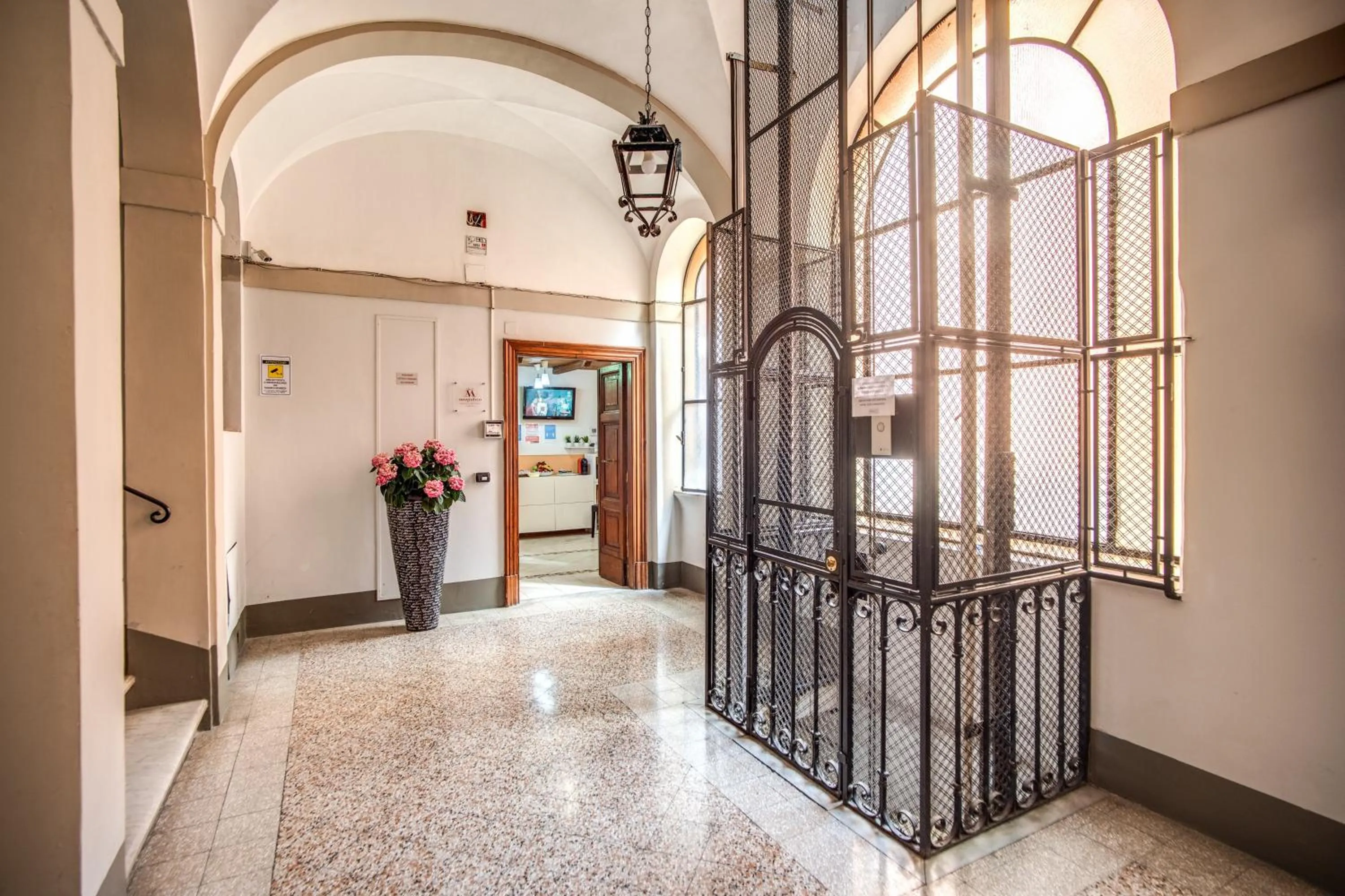 Facade/entrance in Magnifico Rome