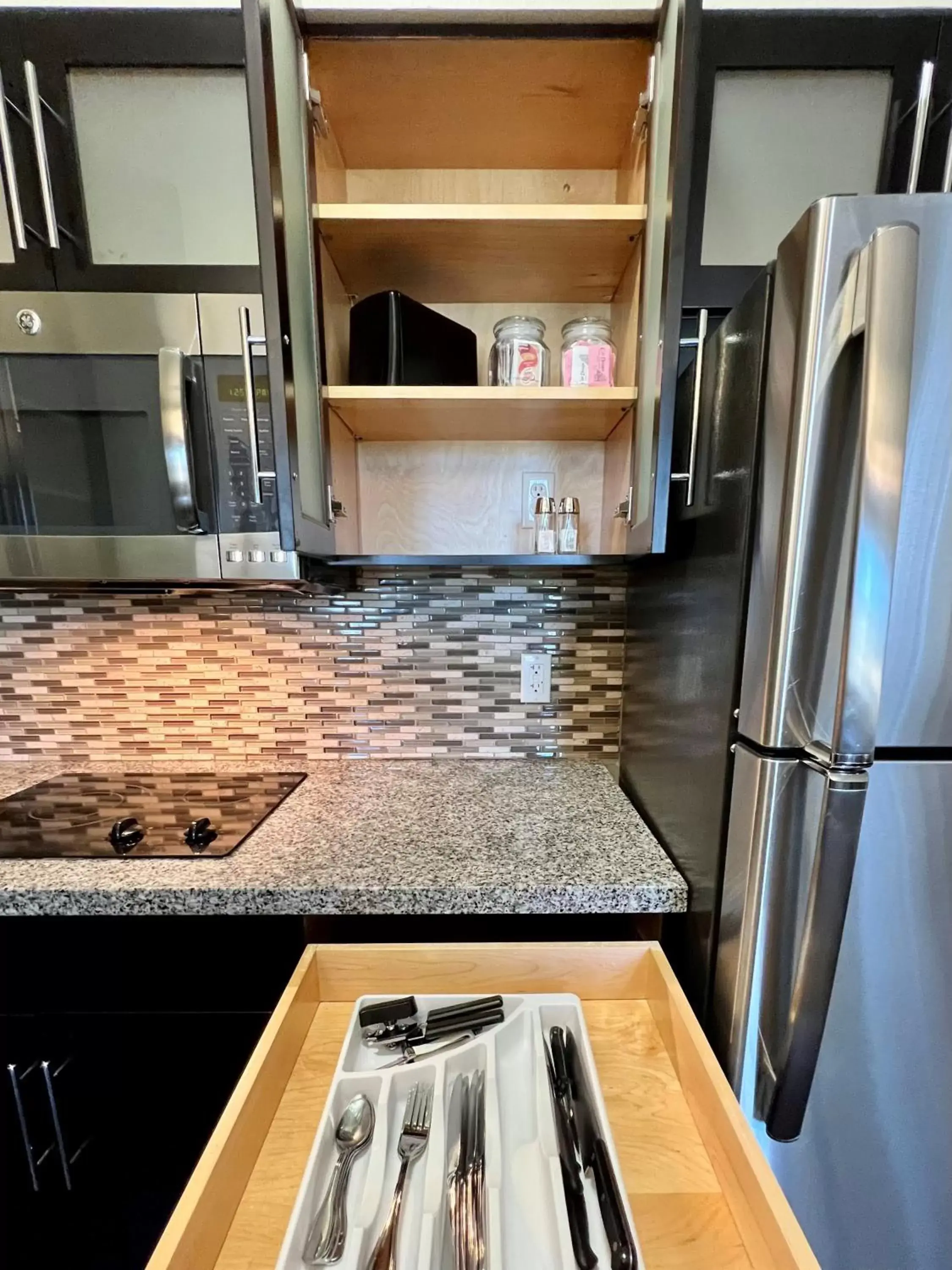 Decorative detail, Kitchen/Kitchenette in Staybridge Suites Carlsbad/San Diego, an IHG Hotel