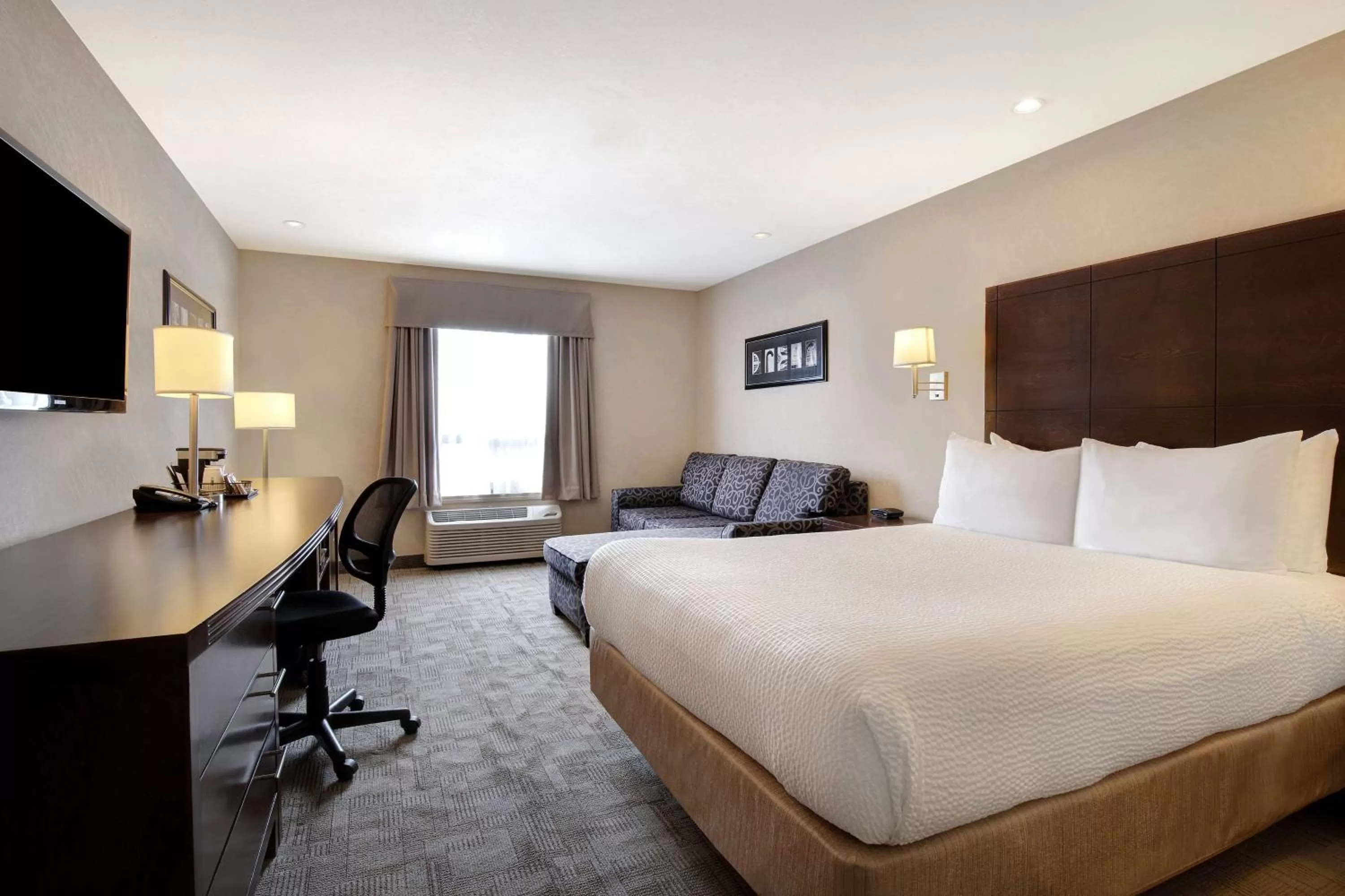 Photo of the whole room, Bed in Days Inn by Wyndham Medicine Hat