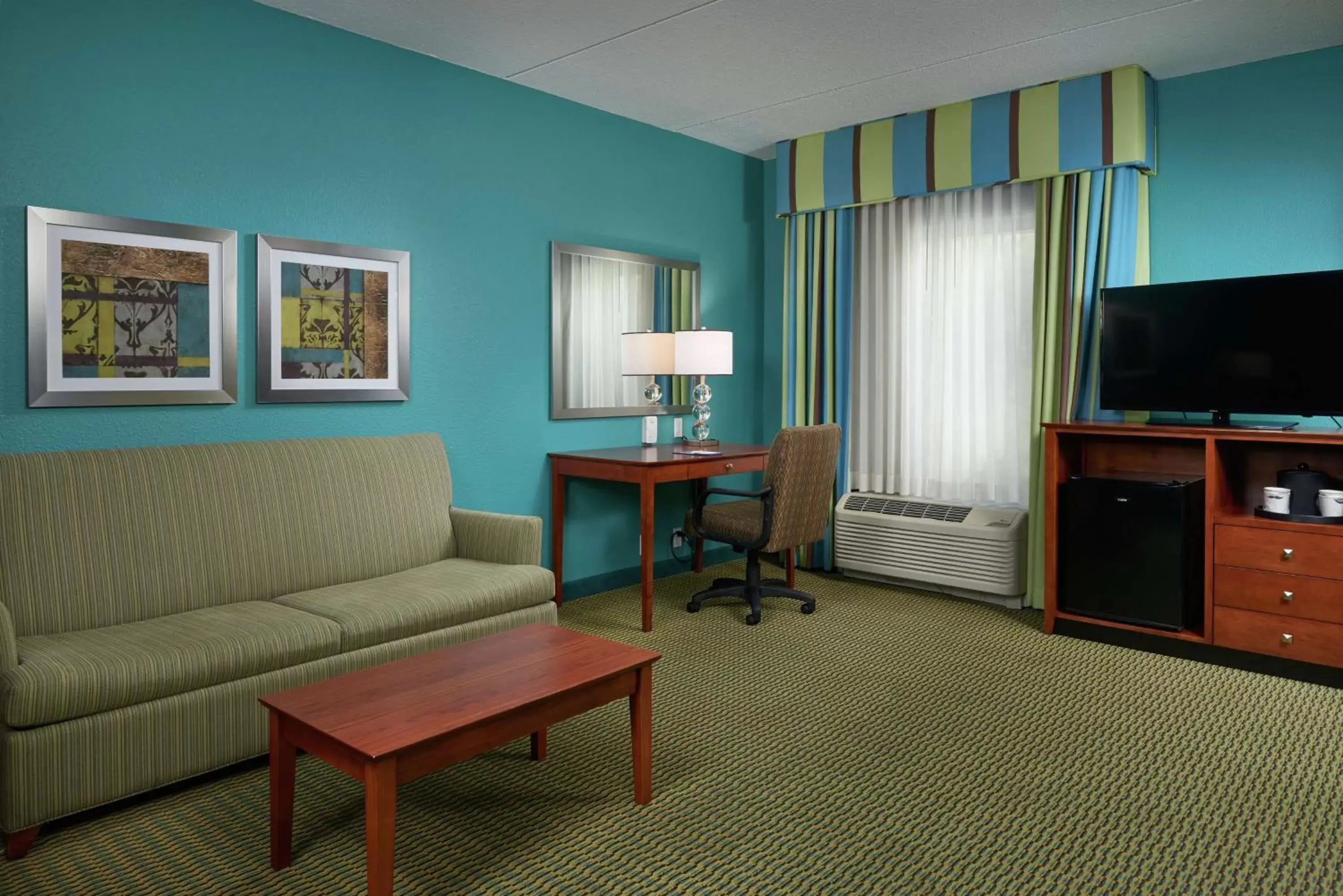 Bedroom, TV/Entertainment Center in Hampton Inn Bermuda Run / Advance