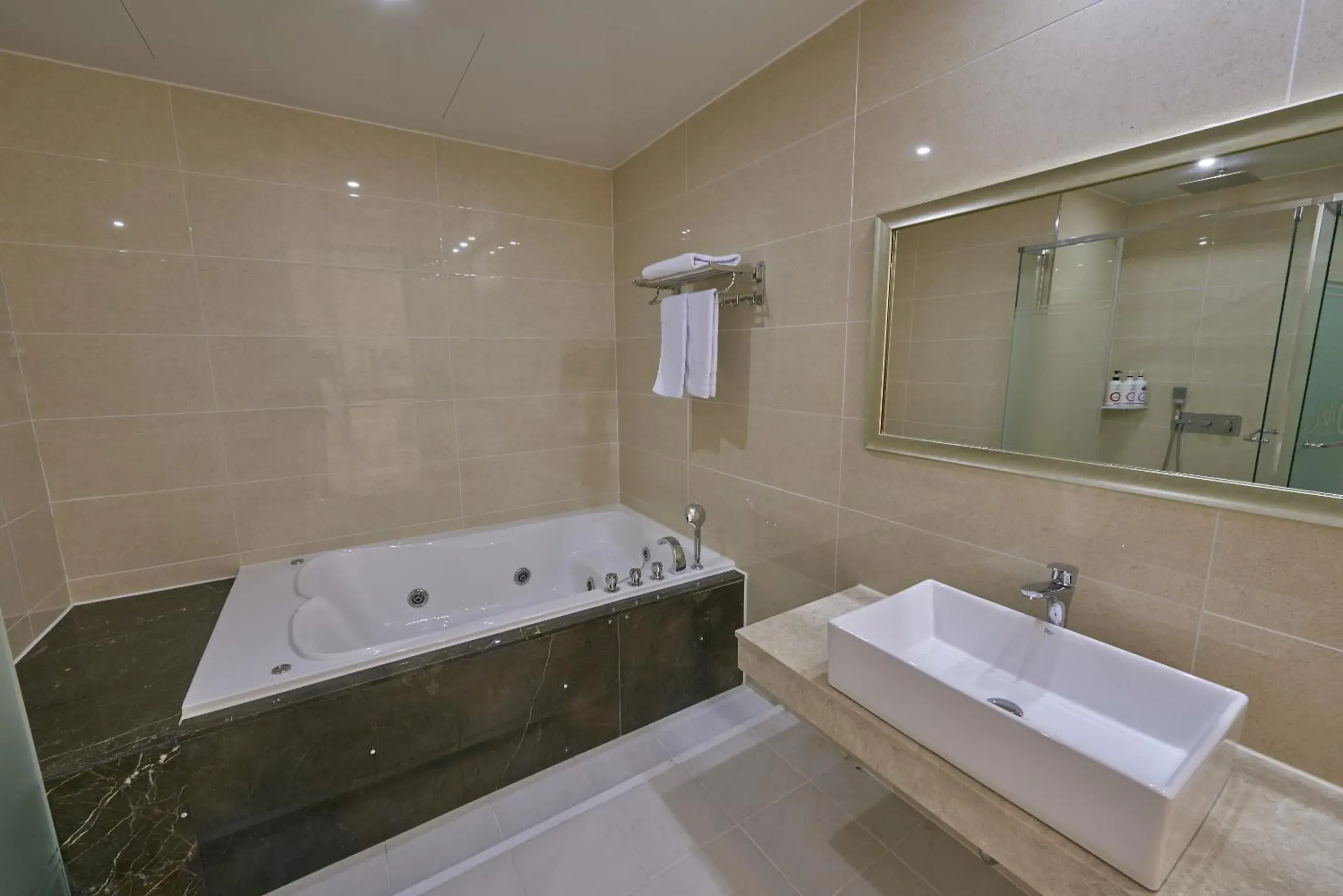 Hot Tub, Bathroom in Dubai Hotel (Korea Quality)