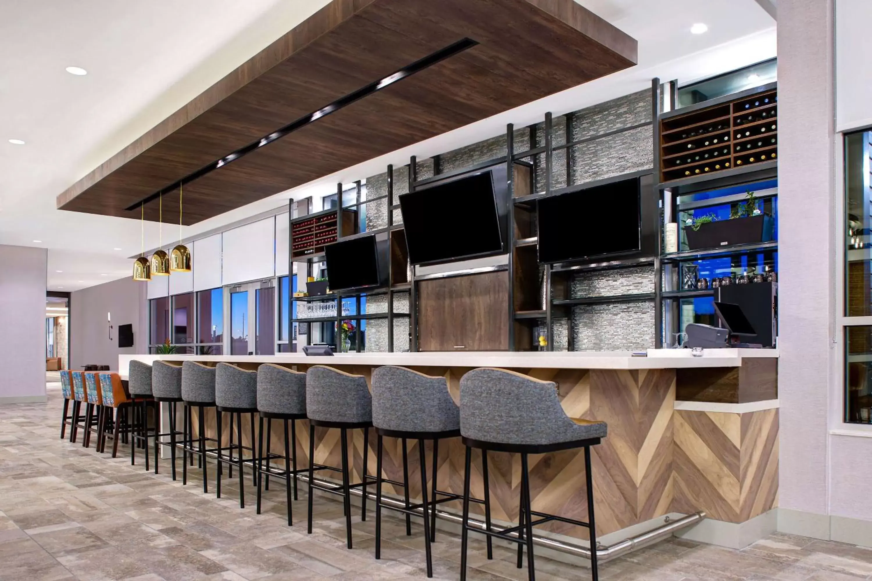 Lounge or bar in Hilton Garden Inn Cedar Rapids