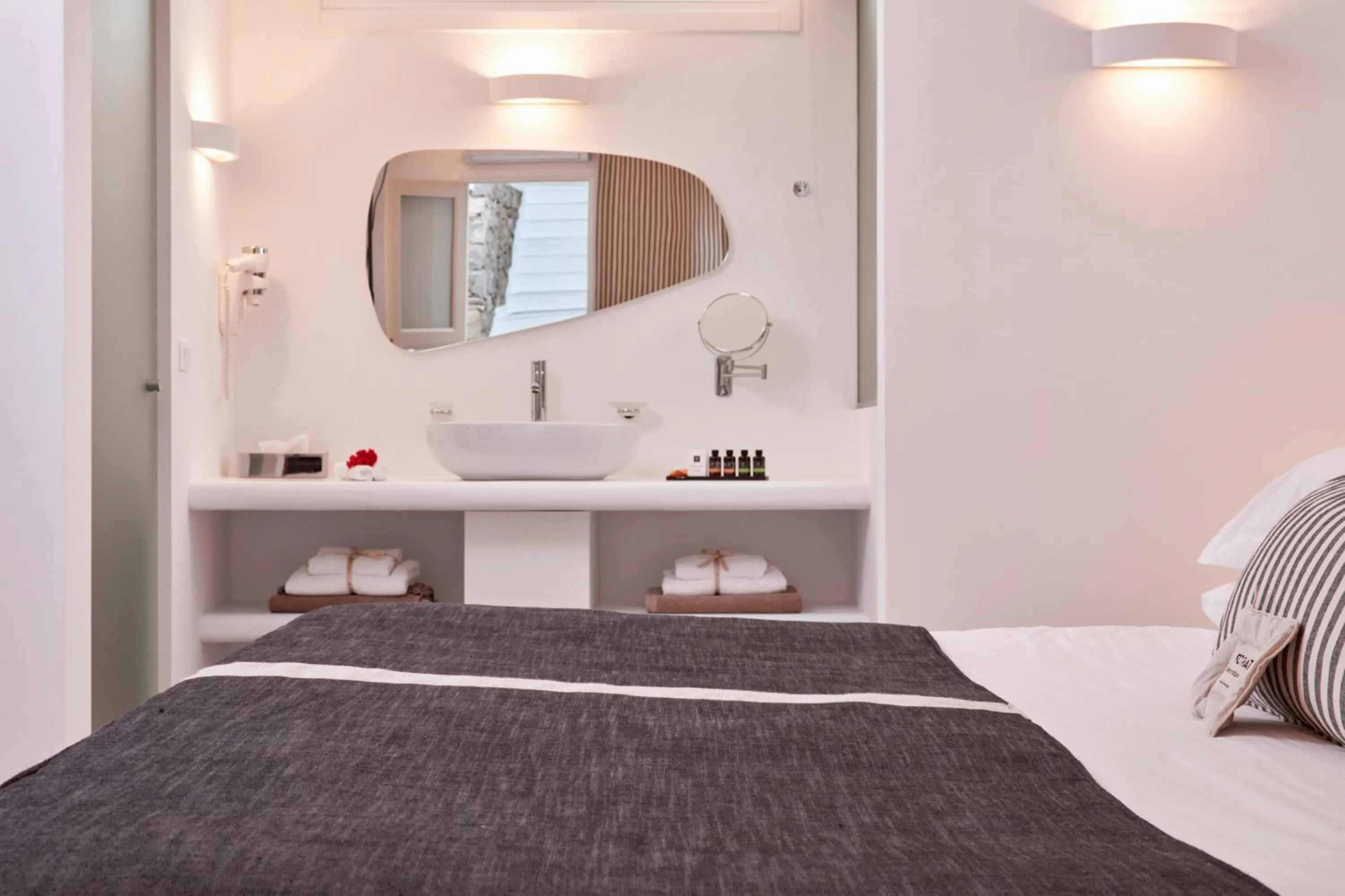 Shower, Bed in Mykonos Princess Hotel