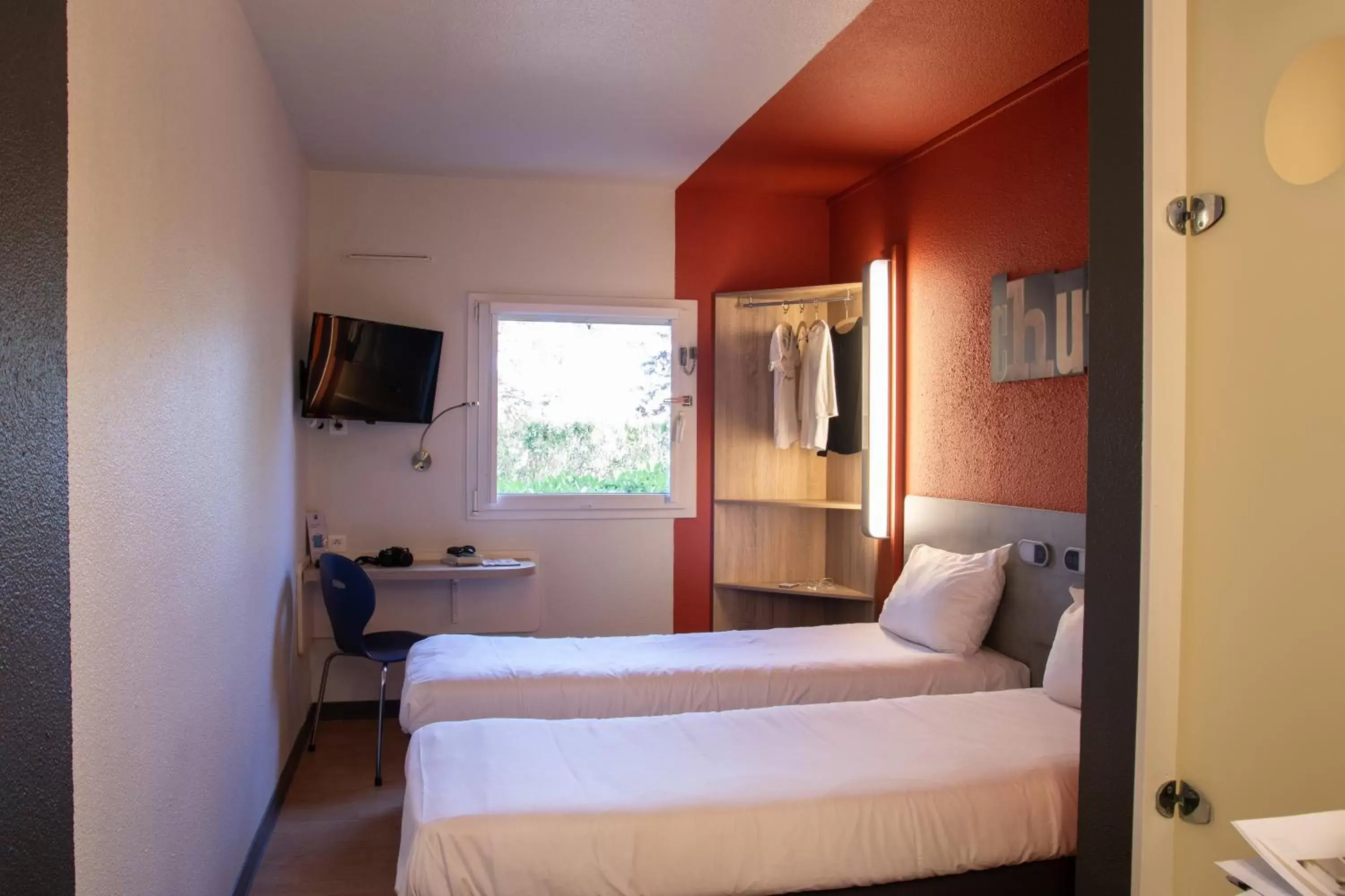 Shower, Bed in ibis budget Narbonne Est