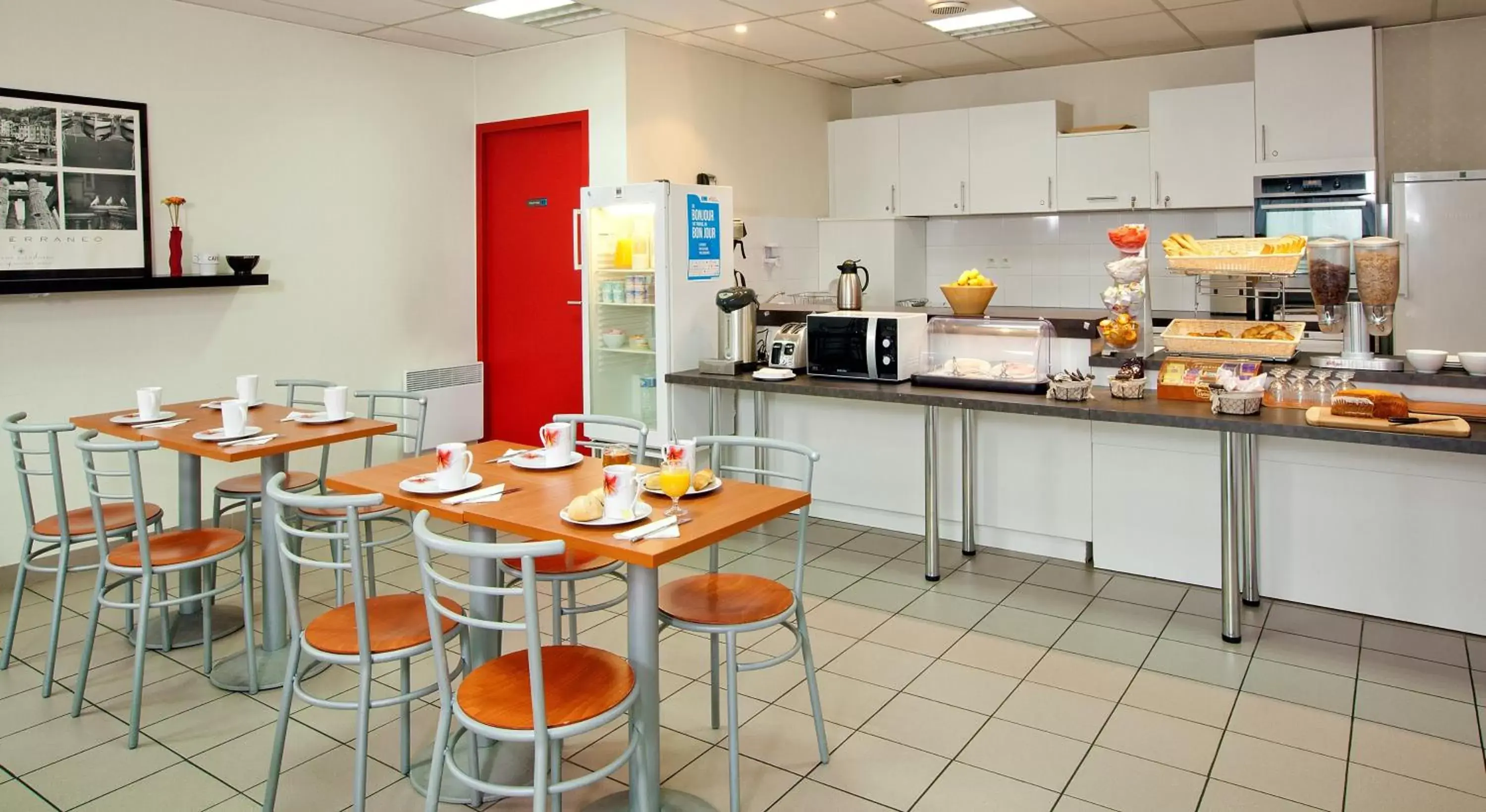 Buffet breakfast, Restaurant/Places to Eat in Séjours & Affaires Nantes La Beaujoire