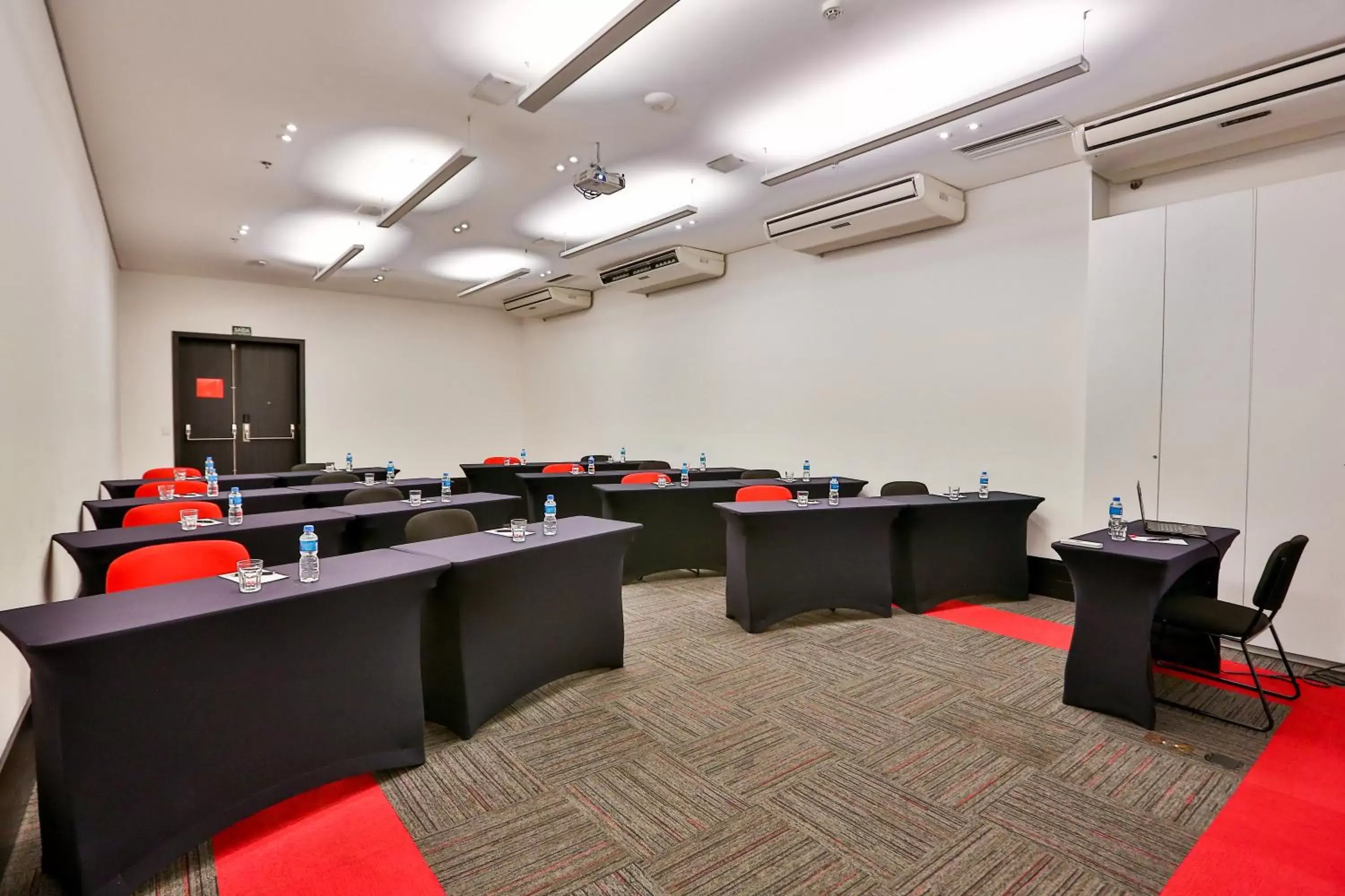 Meeting/conference room in Radisson RED Campinas