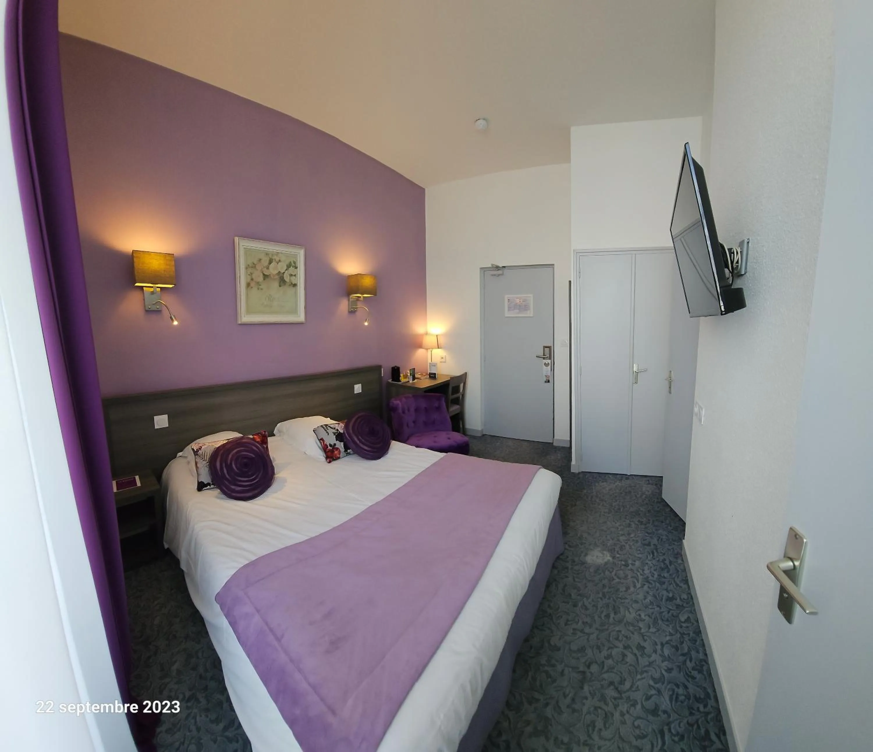 Decorative detail, Bed in Hôtel Le Rohan Charme et Caractère