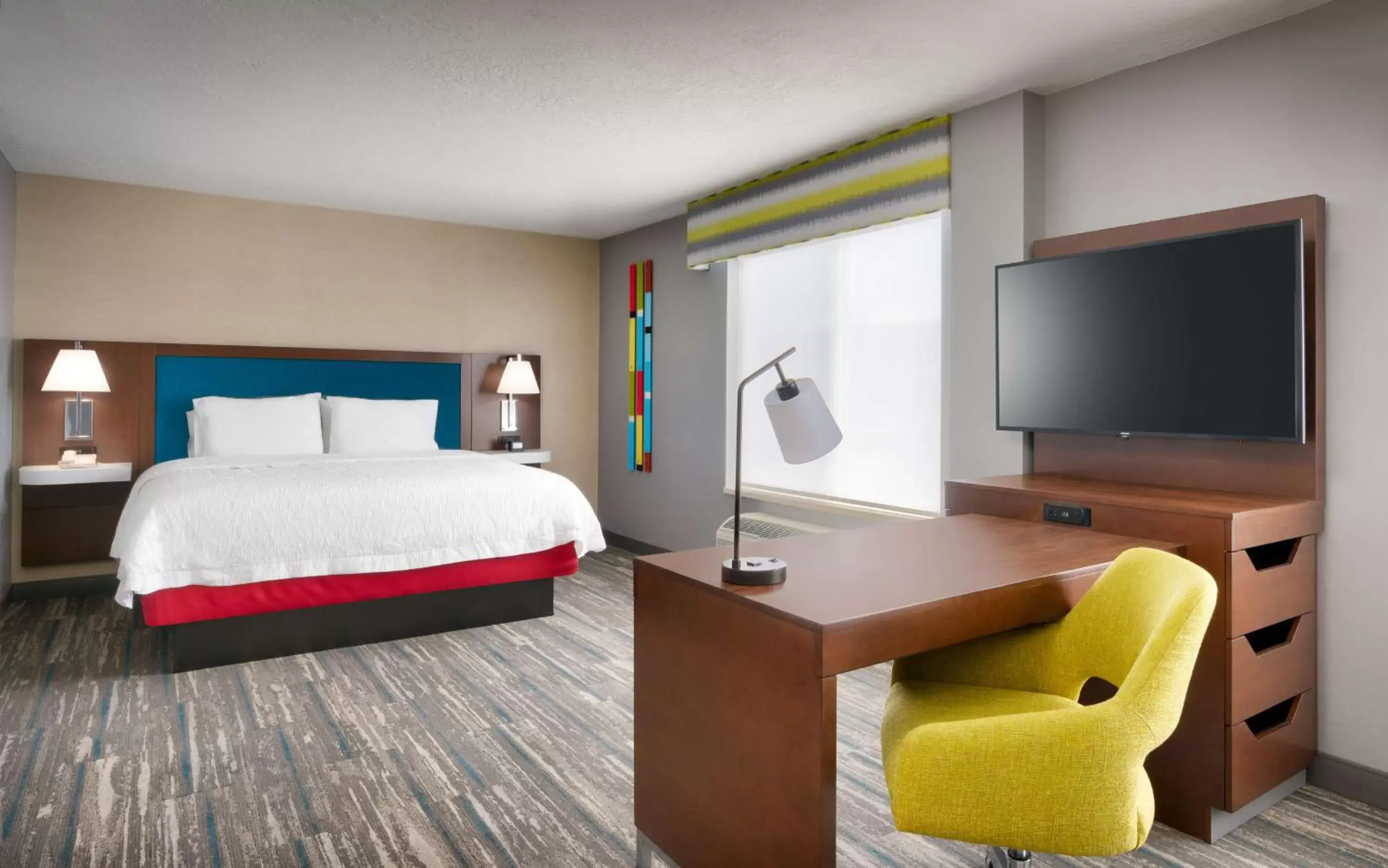 Bedroom, TV/Entertainment Center in Hampton Inn & Suites Salt Lake City Airport