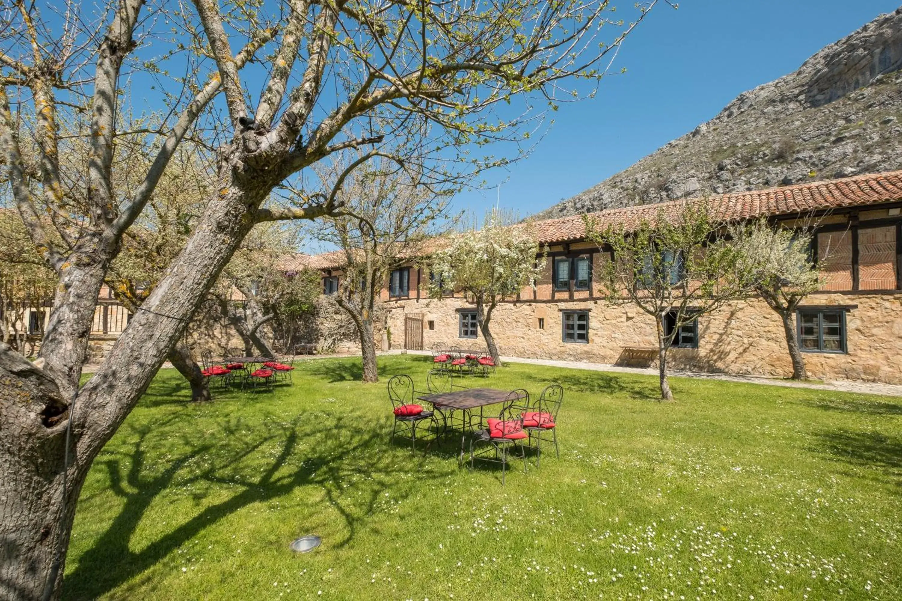 Patio, Property Building in Hotel Posada Santa Maria la Real